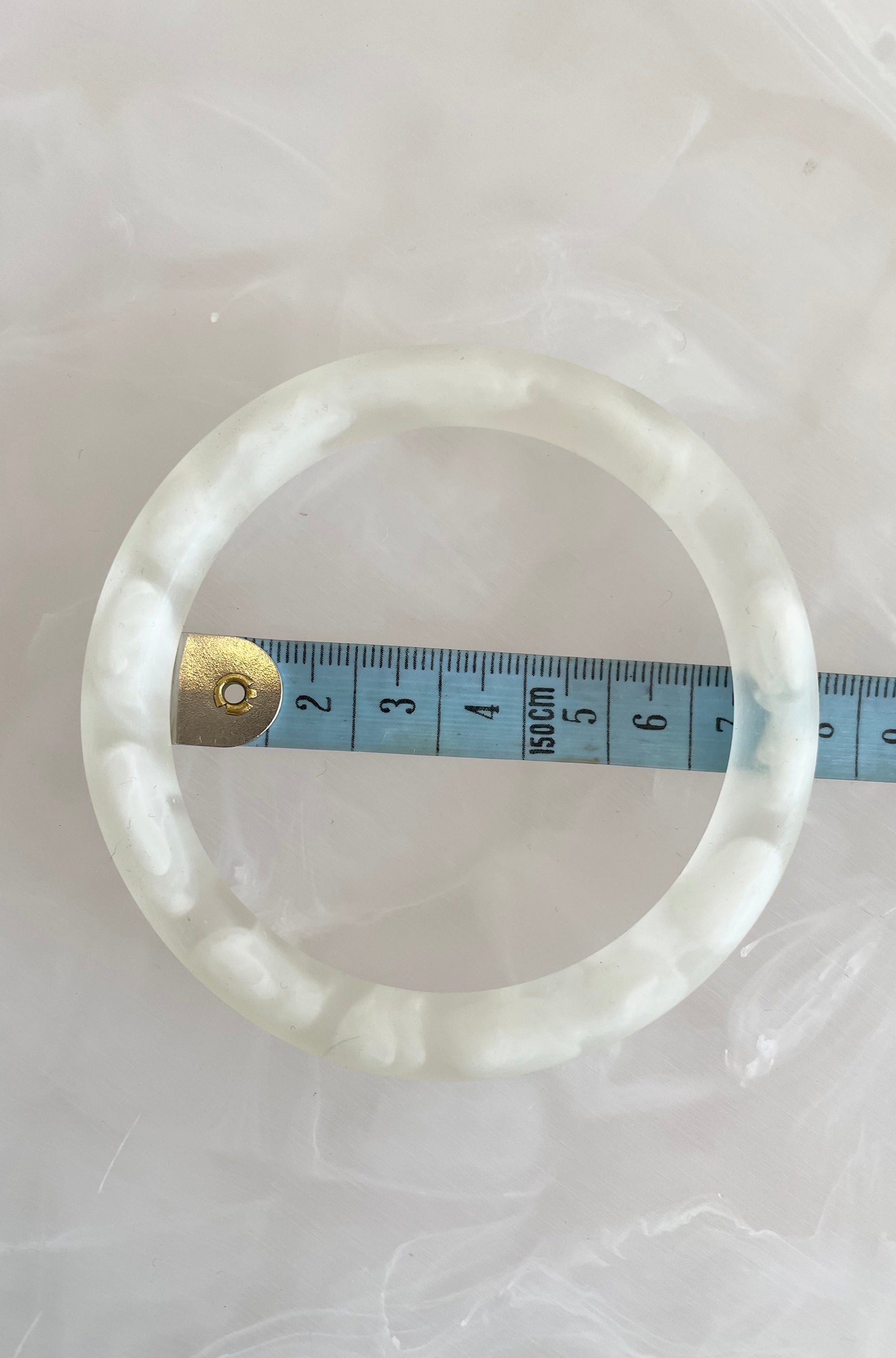 RESIN ROUND BANGLE CLEAR/WHITE