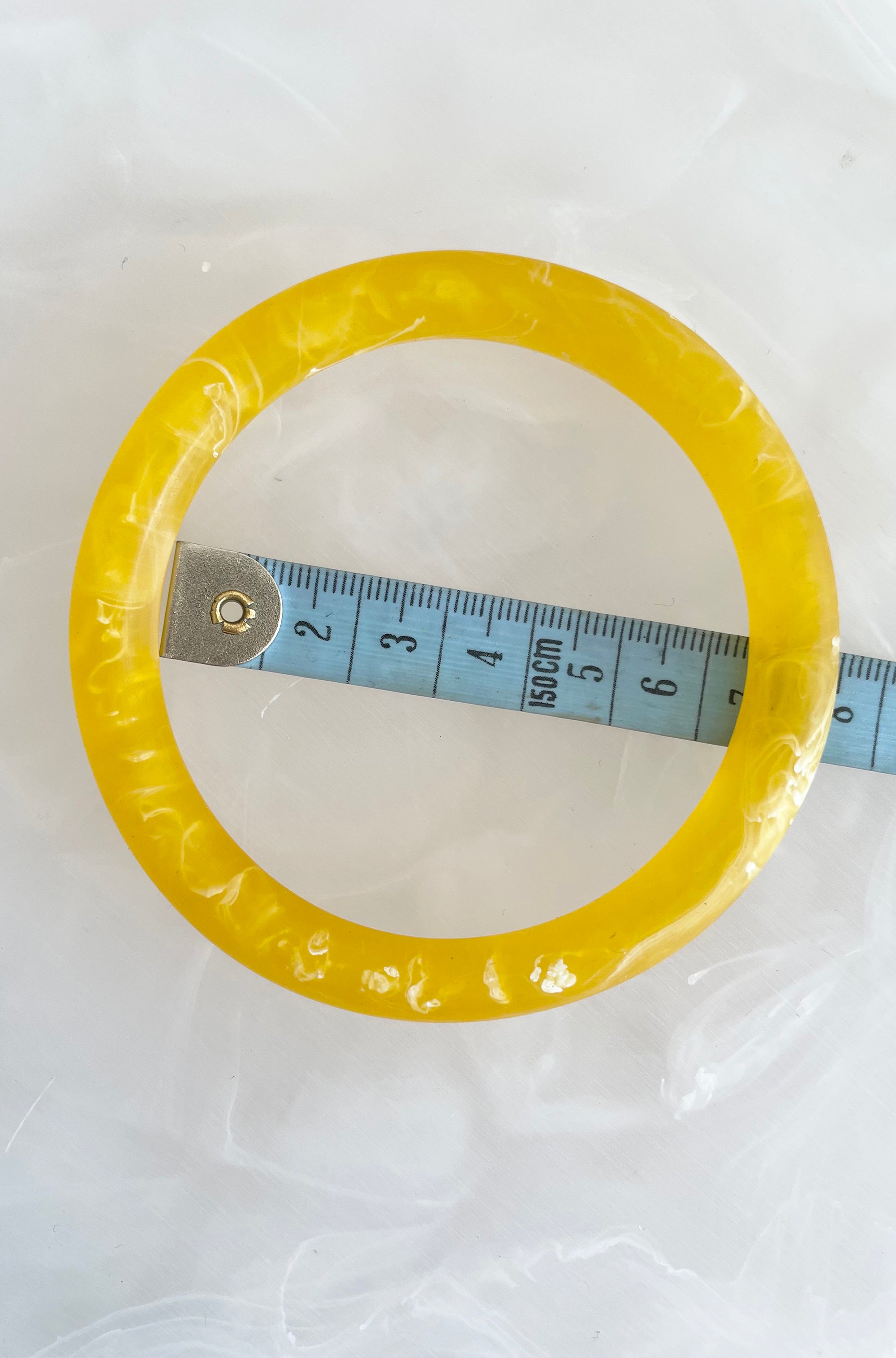 RESIN ROUND BANGLE YELLOW/WHITE MARBLE
