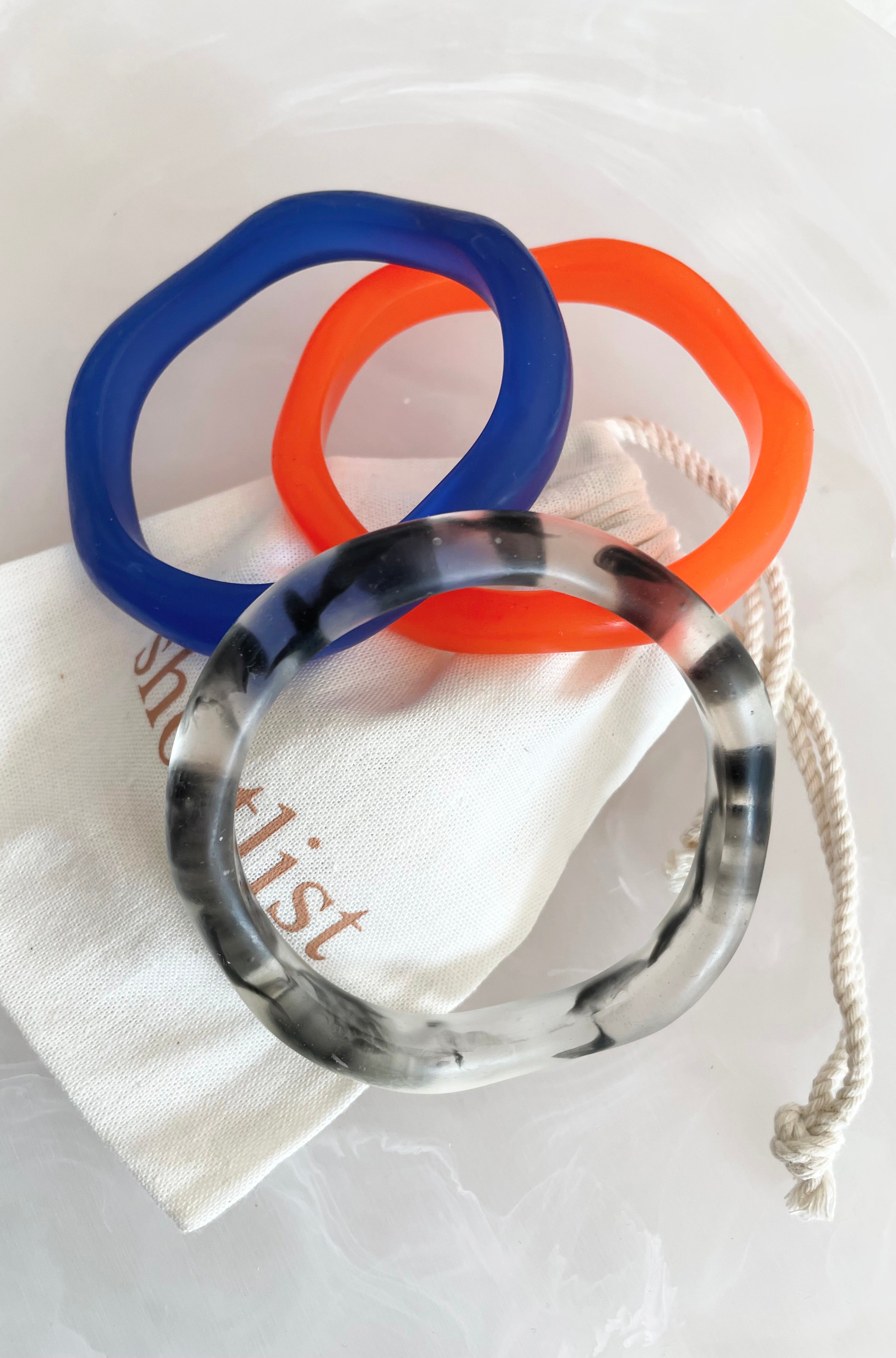 RESIN WAVY BANGLE BRIGHT ORANGE