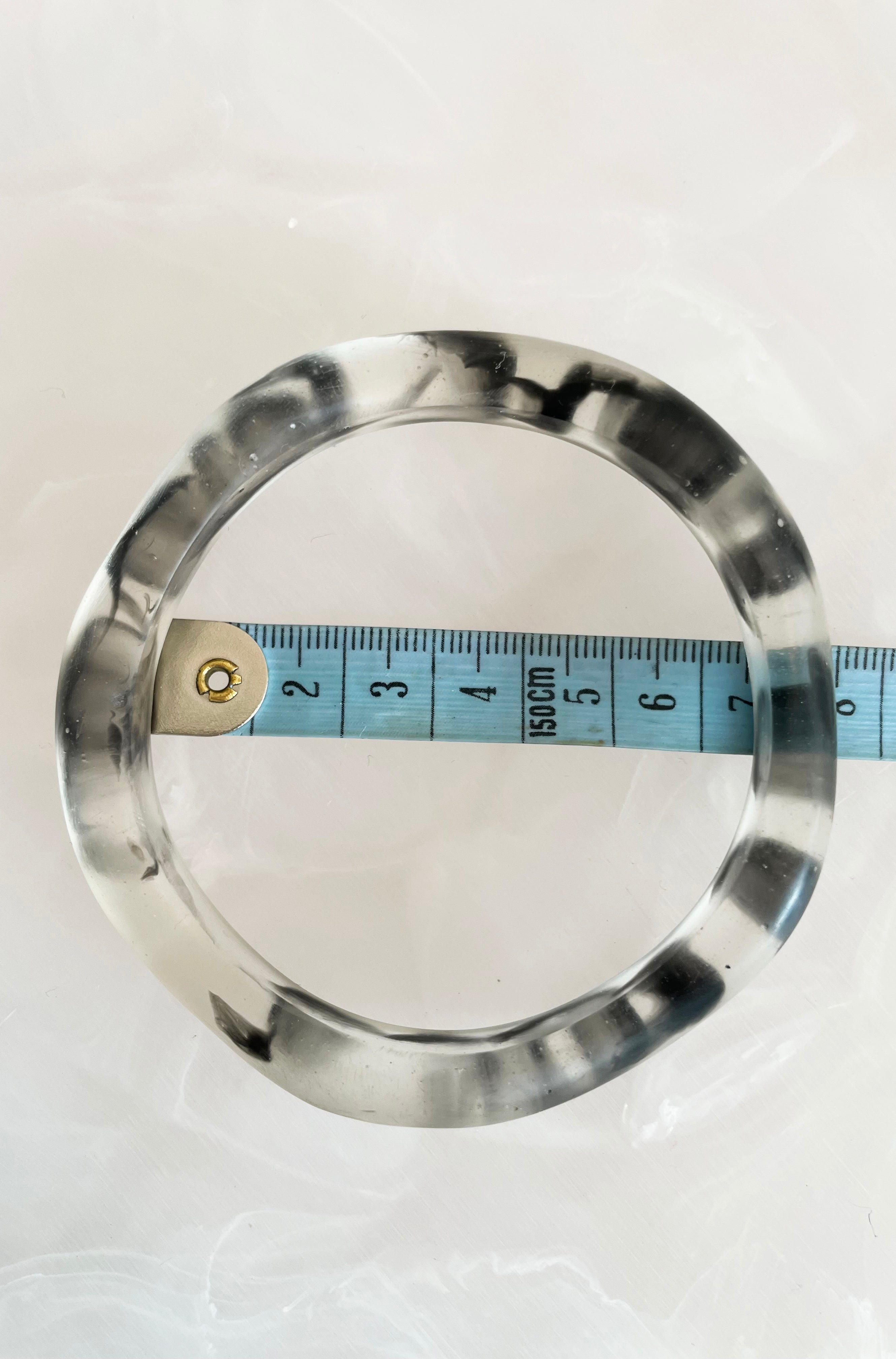RESIN WAVY BANGLE CLEAR/BLACK