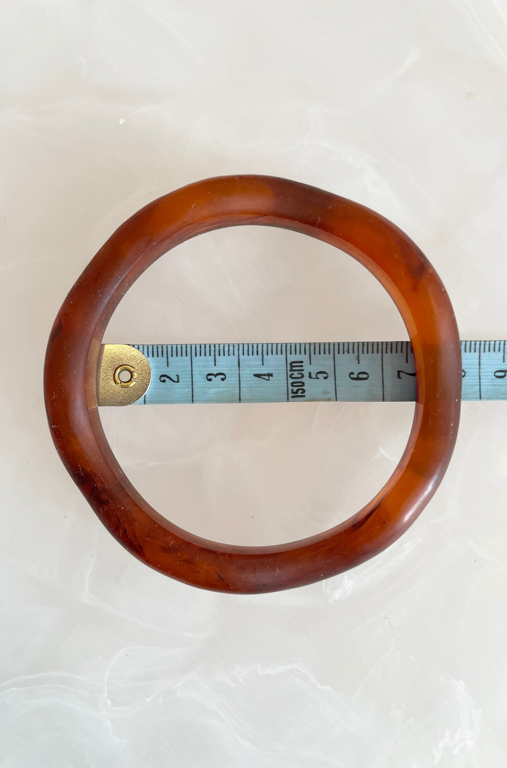 RESIN WAVY BANGLE DARK AMBER