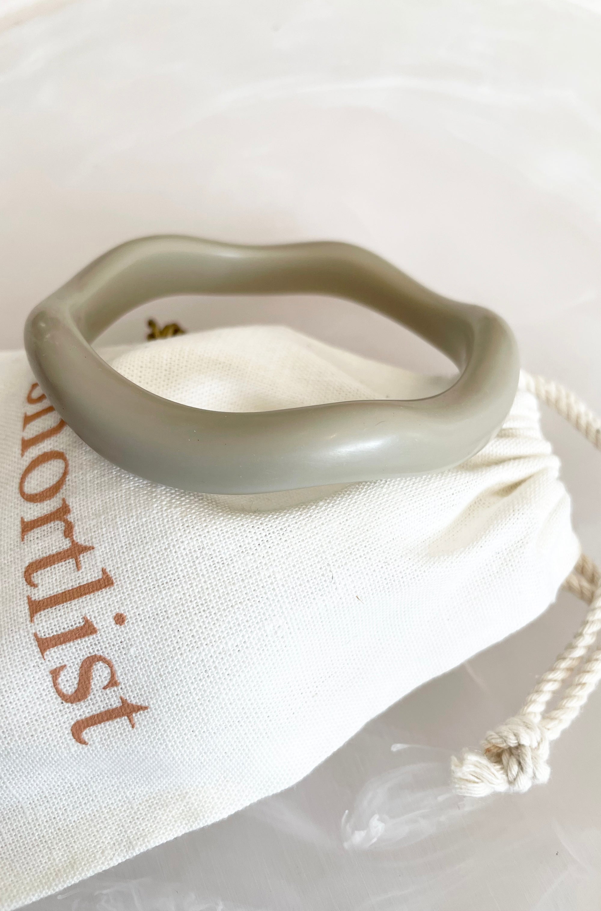 RESIN WAVY BANGLE WARM GREY