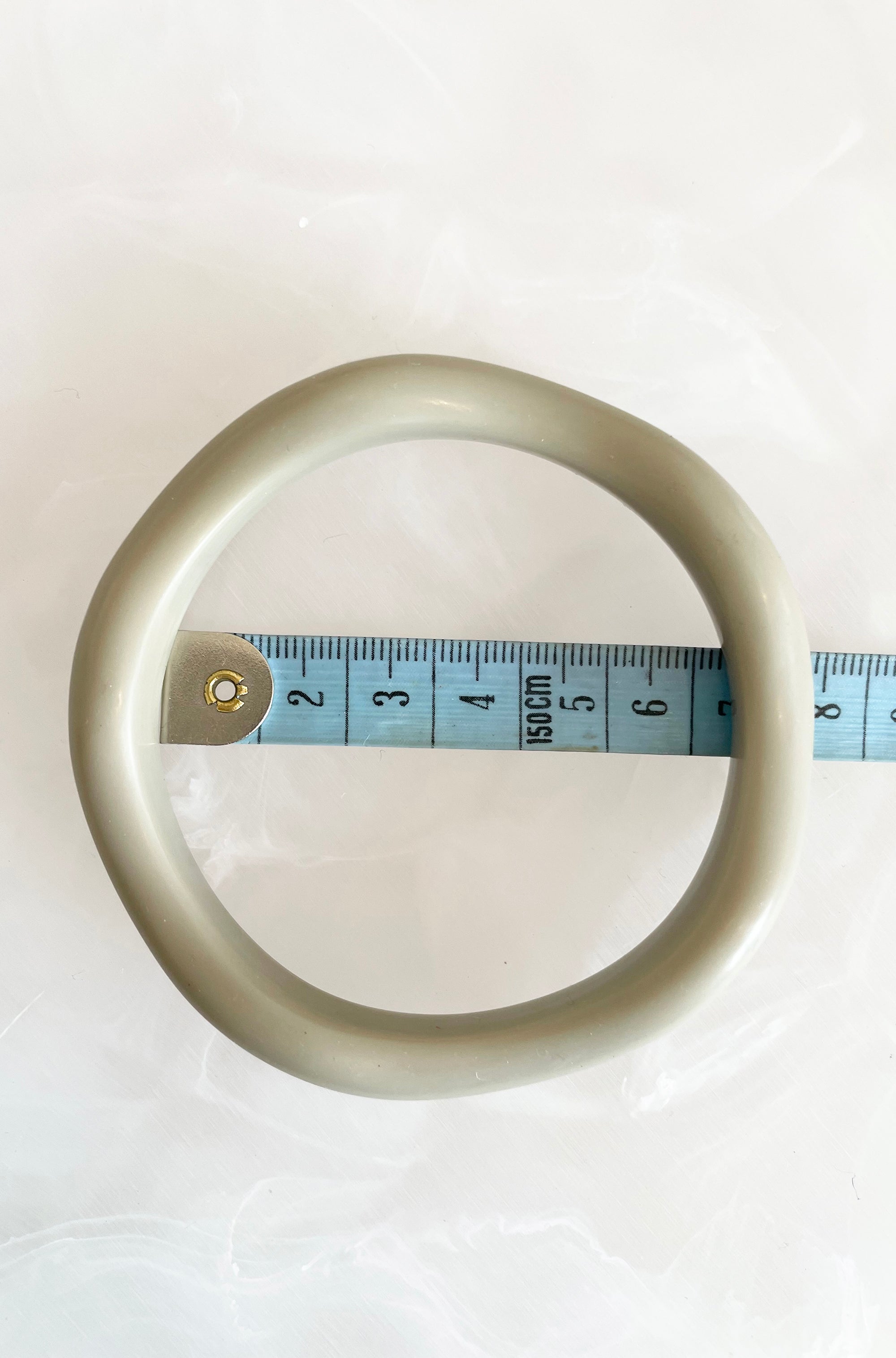 RESIN WAVY BANGLE WARM GREY