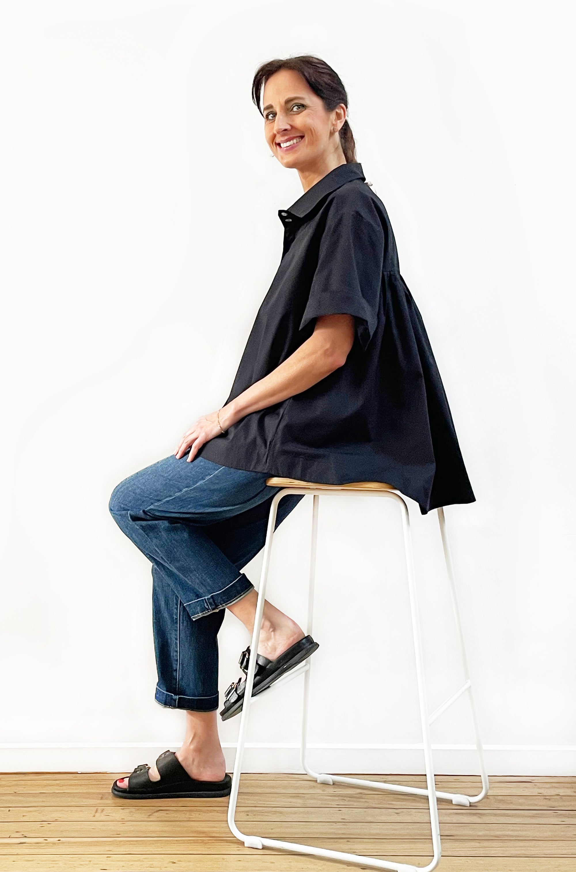 COTTON GATHERED BACK SWING SHIRT BLACK
