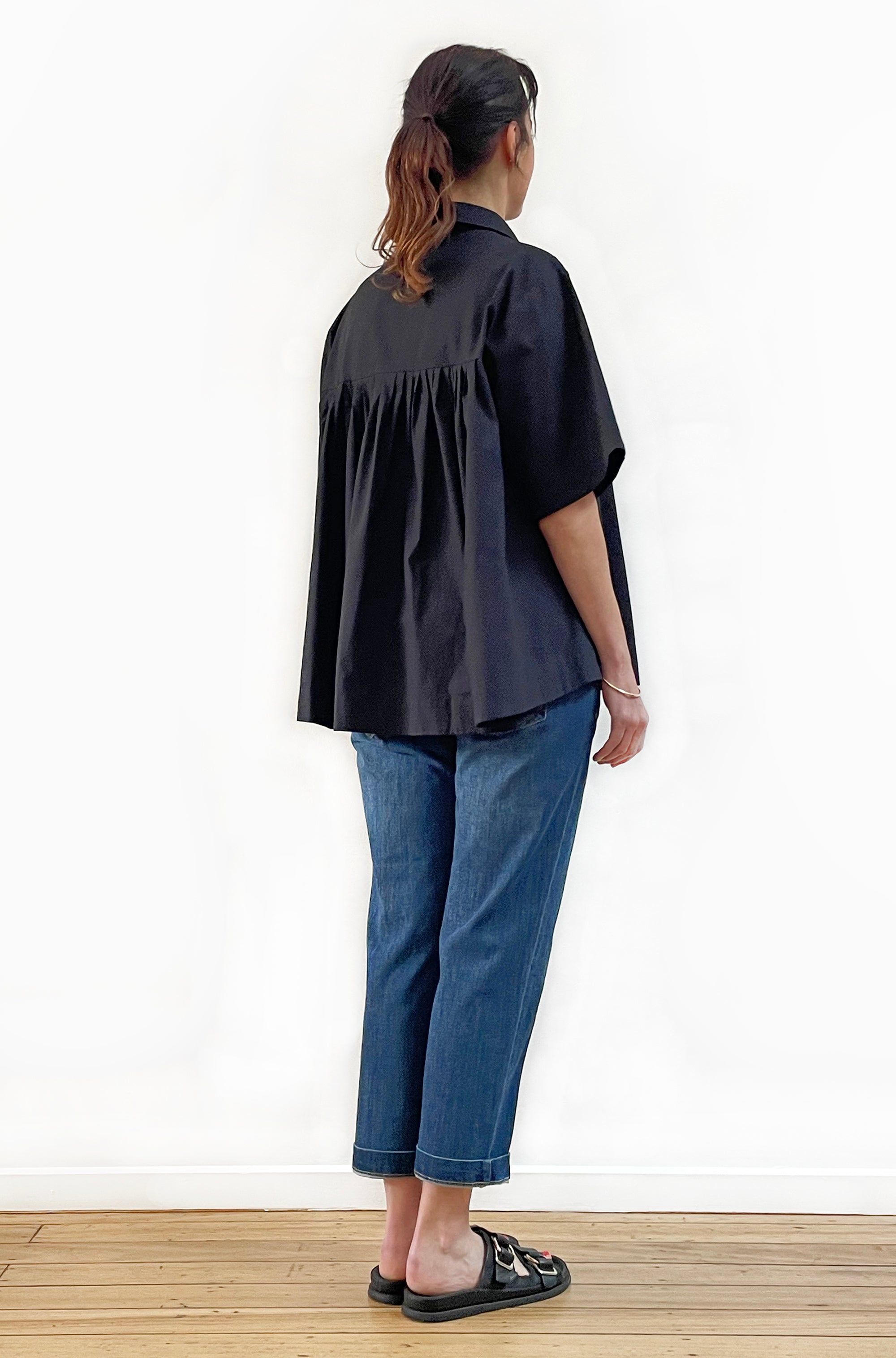 COTTON GATHERED BACK SWING SHIRT BLACK