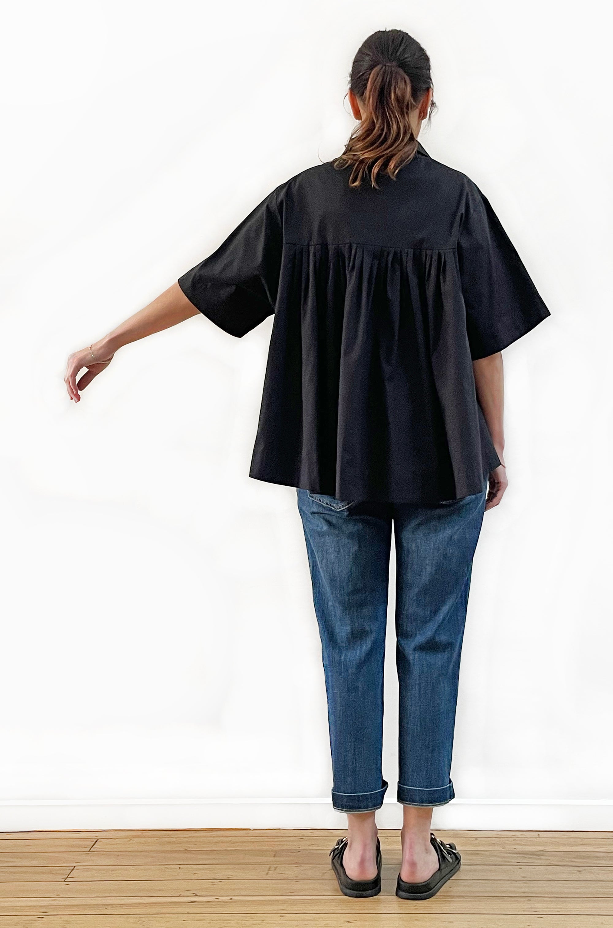 COTTON GATHERED BACK SWING SHIRT BLACK