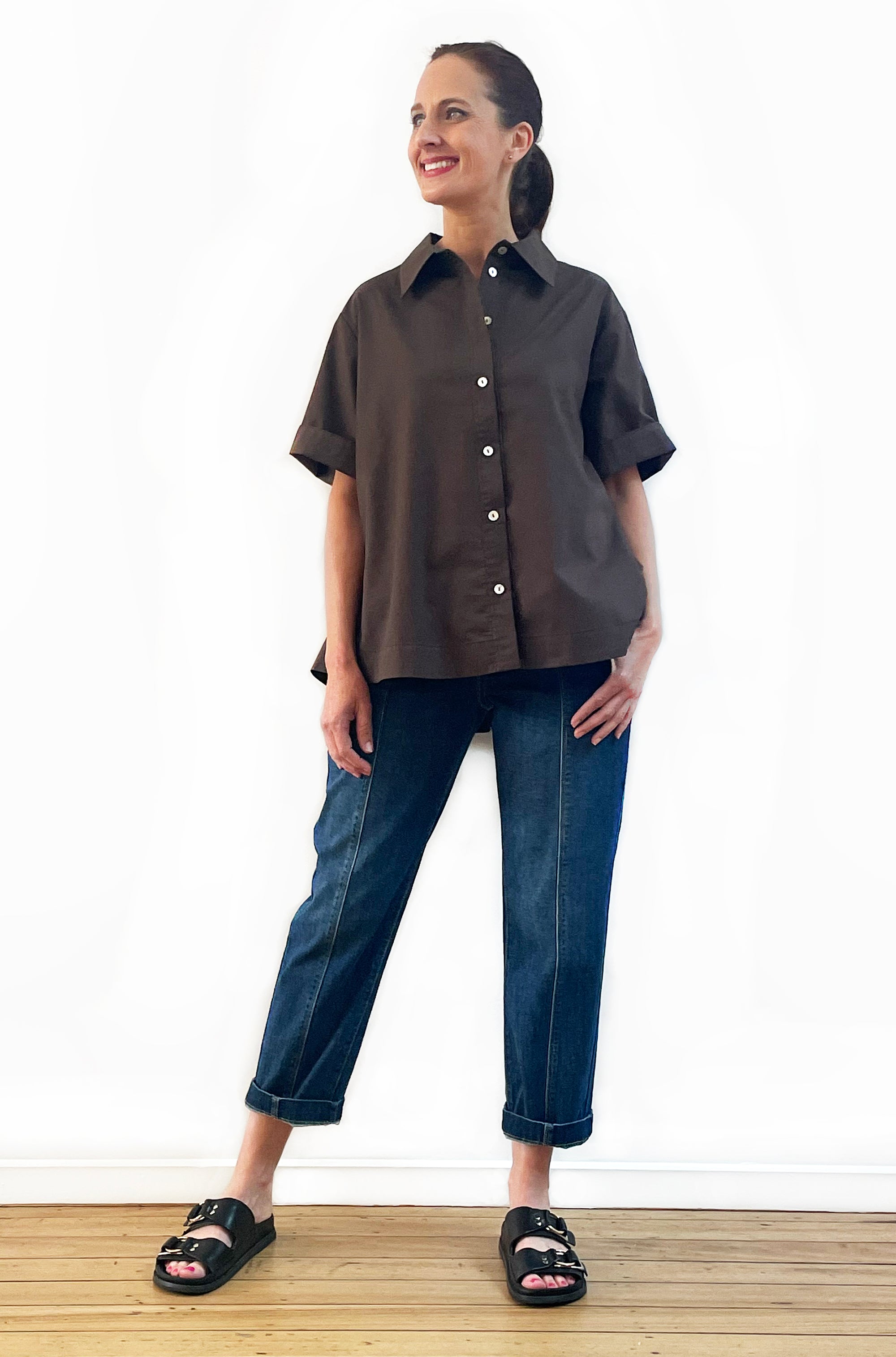 COTTON GATHERED BACK SWING SHIRT DARK CHOCOLATE