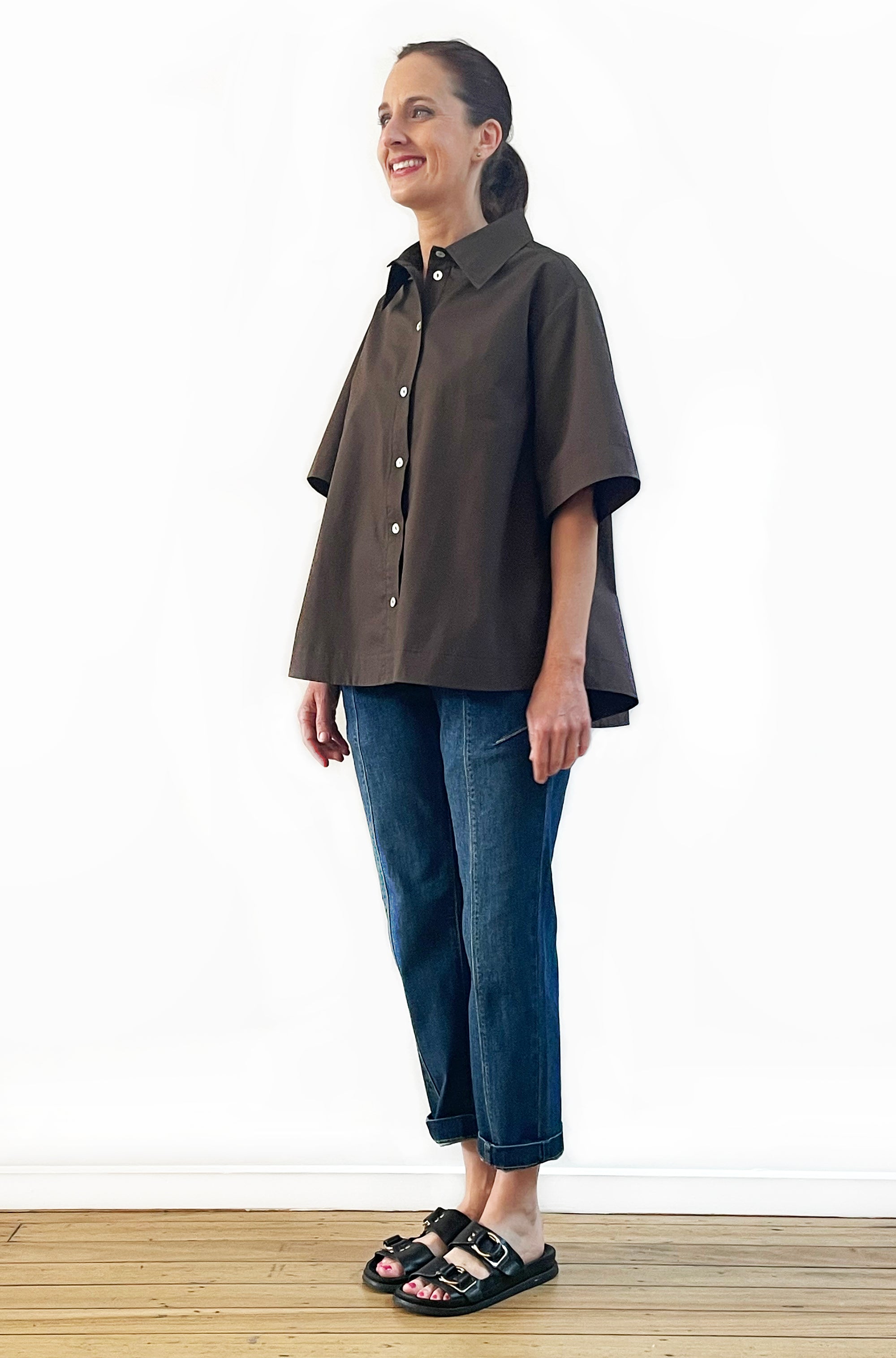 COTTON GATHERED BACK SWING SHIRT DARK CHOCOLATE