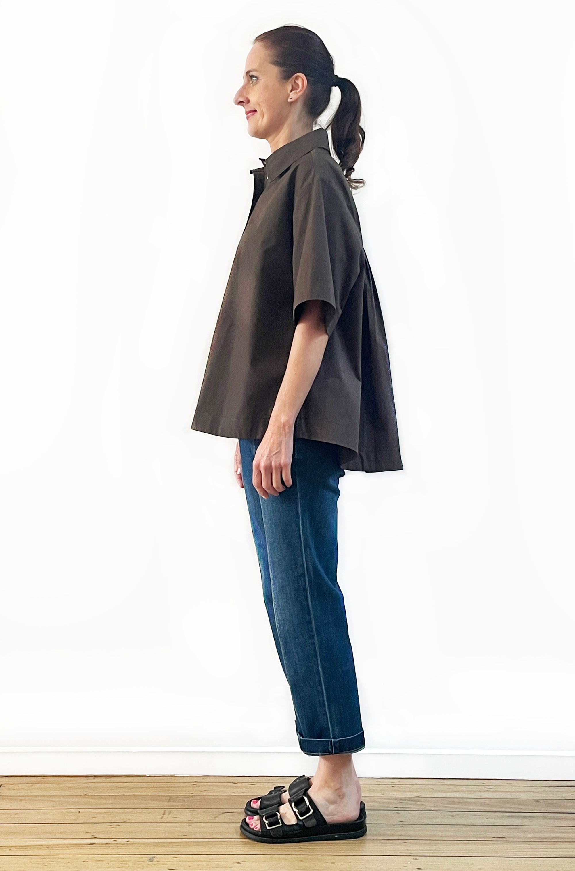 COTTON GATHERED BACK SWING SHIRT DARK CHOCOLATE