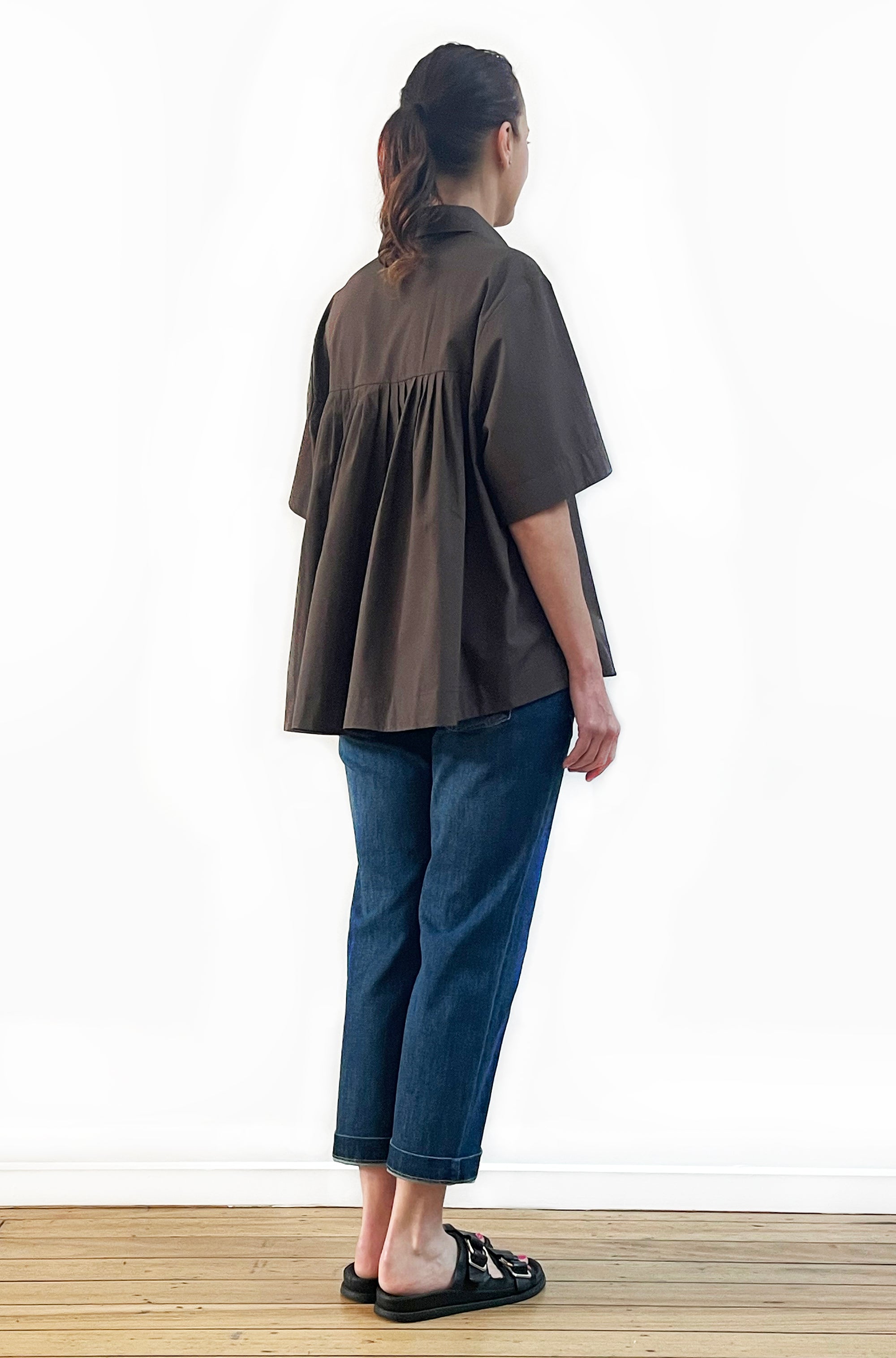 COTTON GATHERED BACK SWING SHIRT DARK CHOCOLATE