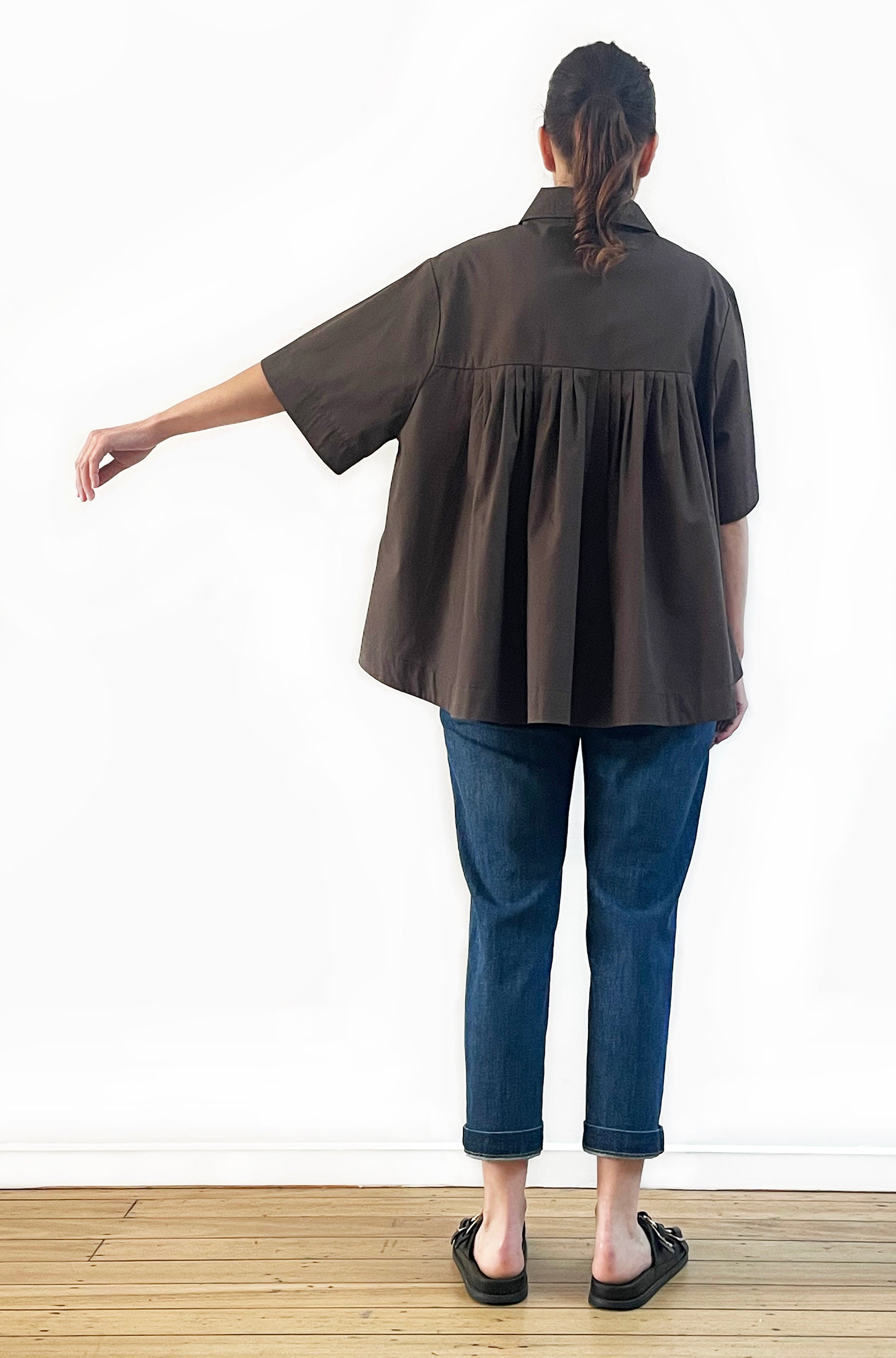 COTTON GATHERED BACK SWING SHIRT DARK CHOCOLATE