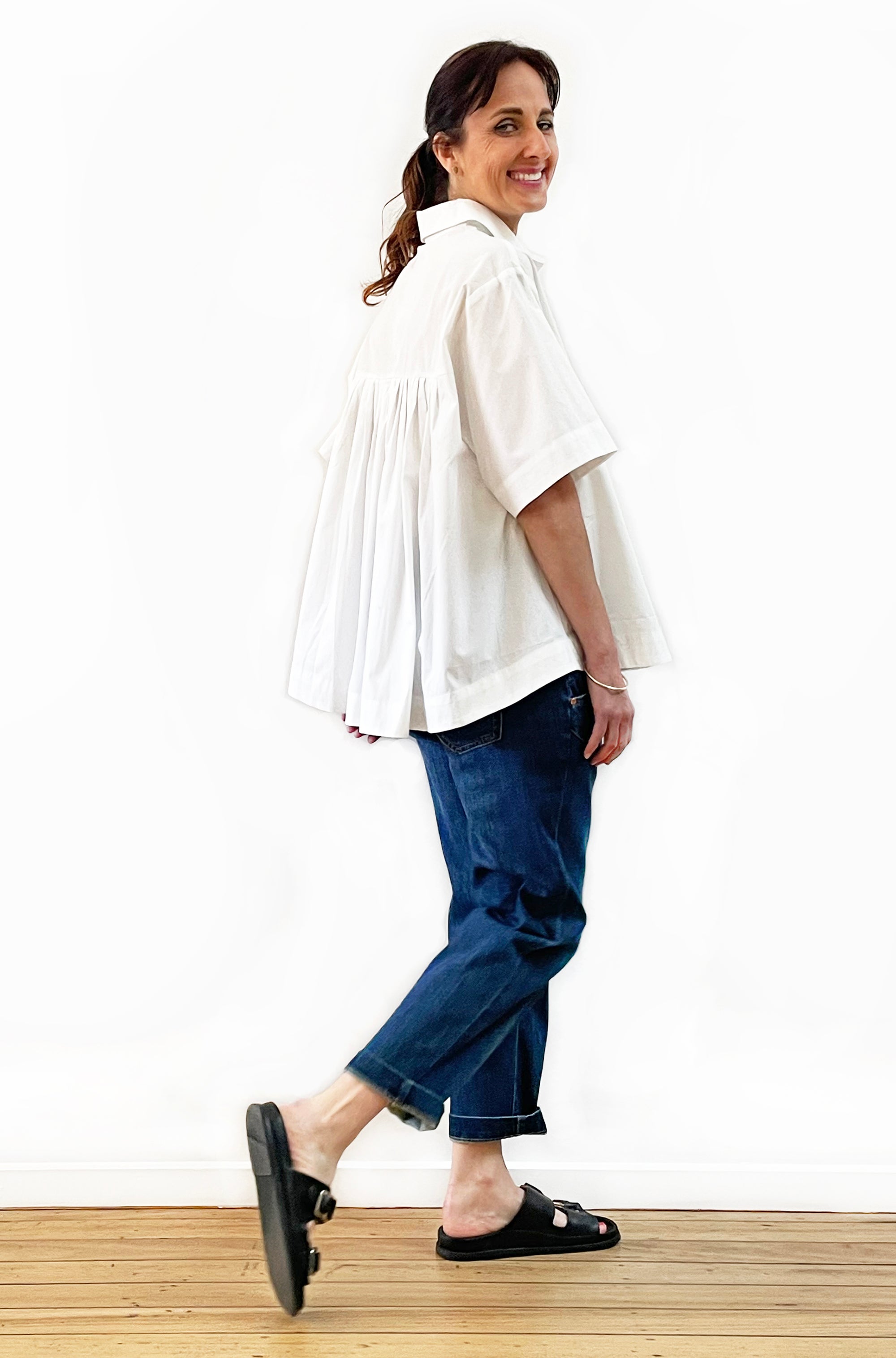 COTTON GATHERED BACK SWING SHIRT WHITE