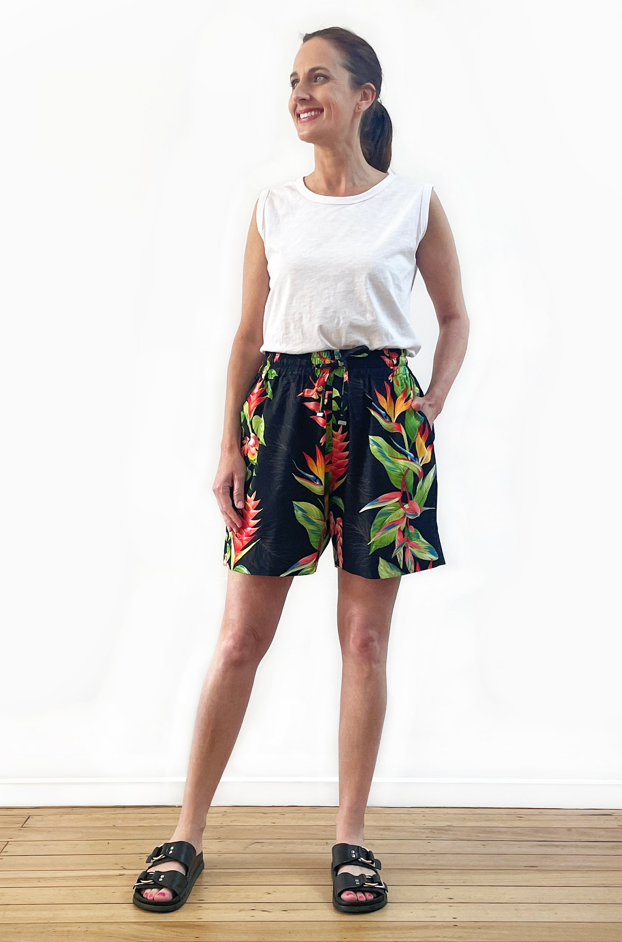 TROPICAL PRINT TIE FRONT SHORT