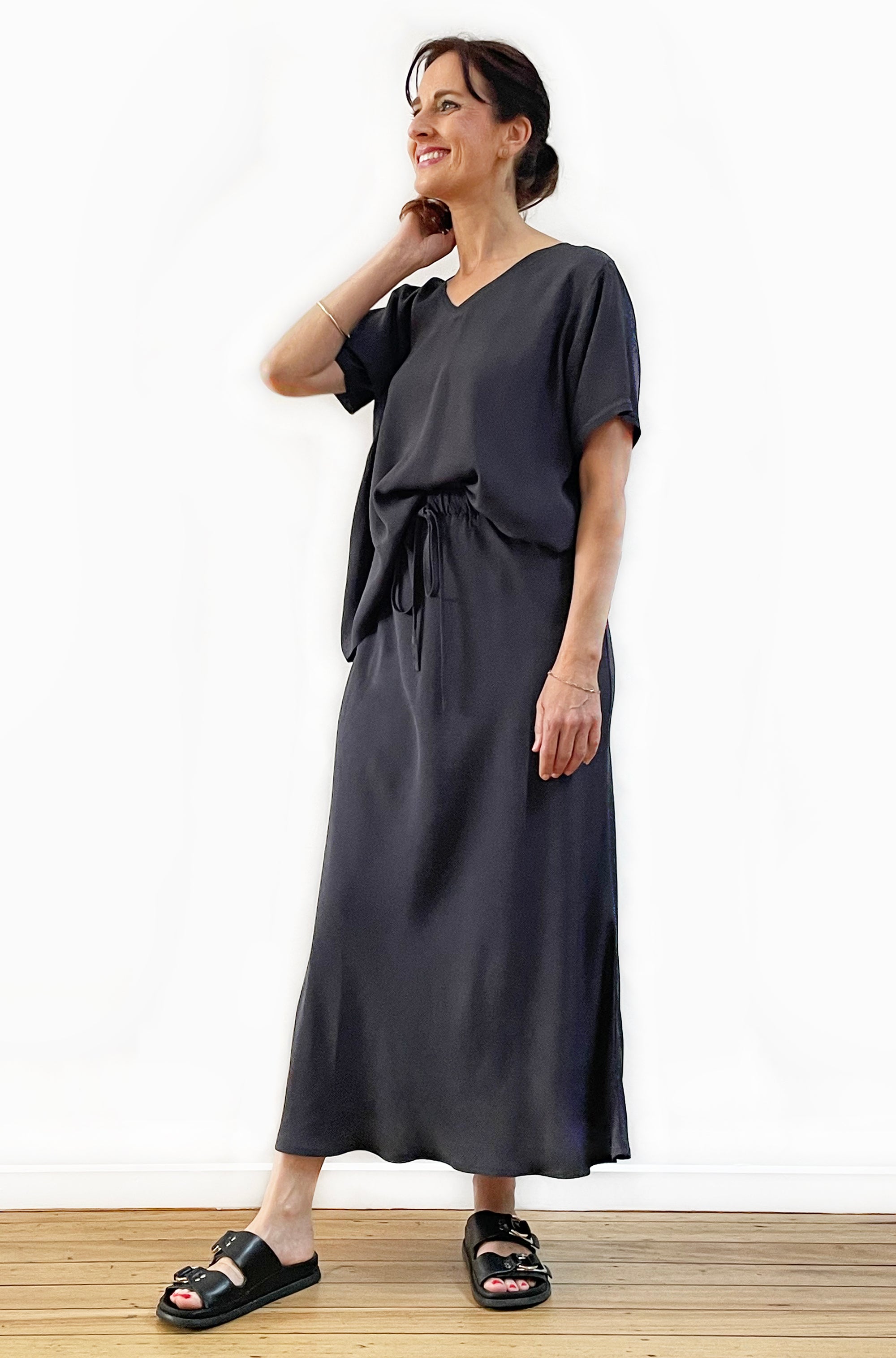 VISCOSE SHORT SLEEVE V-NECK TOP LEAD GREY