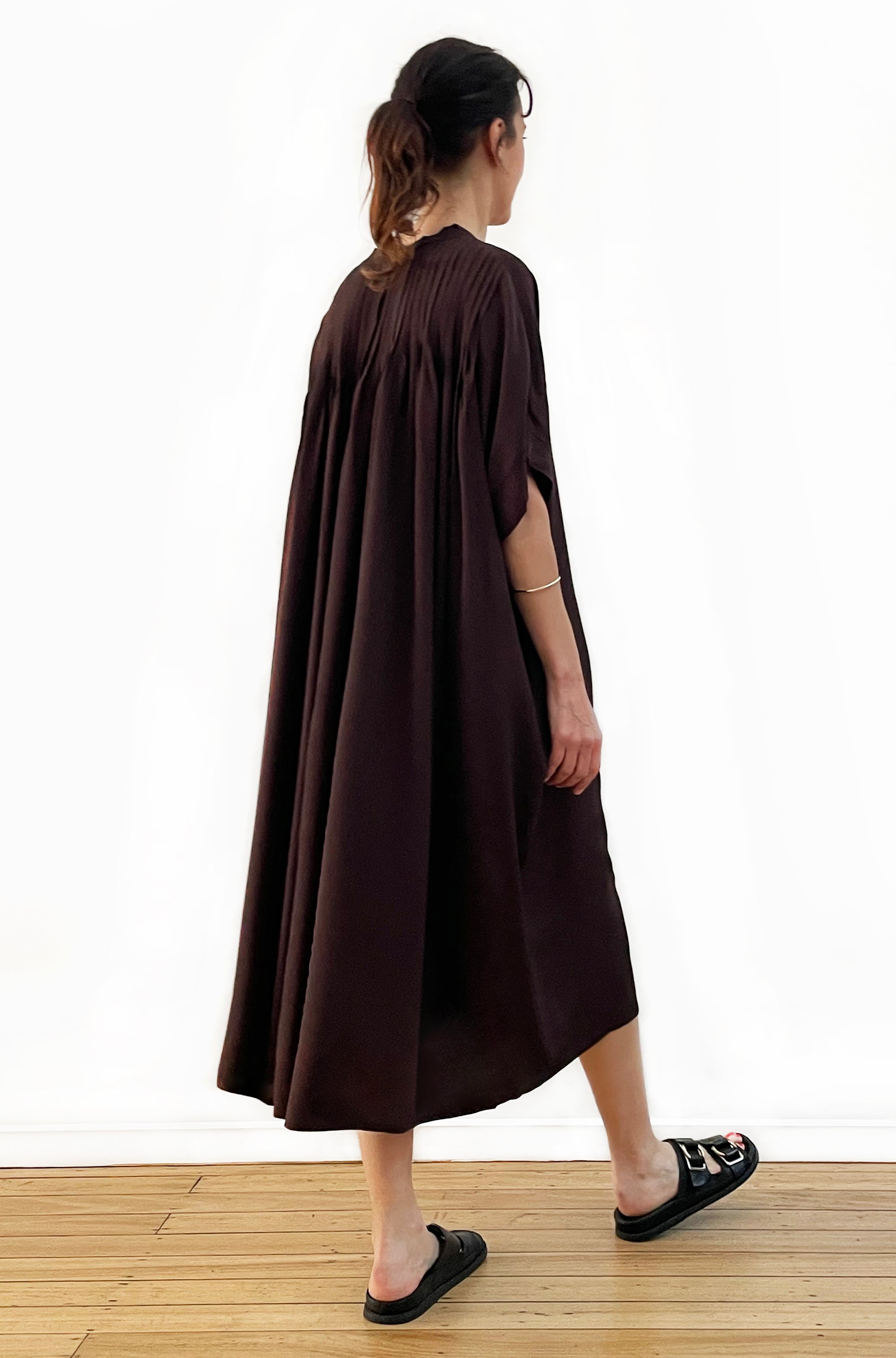 VISCOSE PLEAT BACK DRESS CHOCOLATE