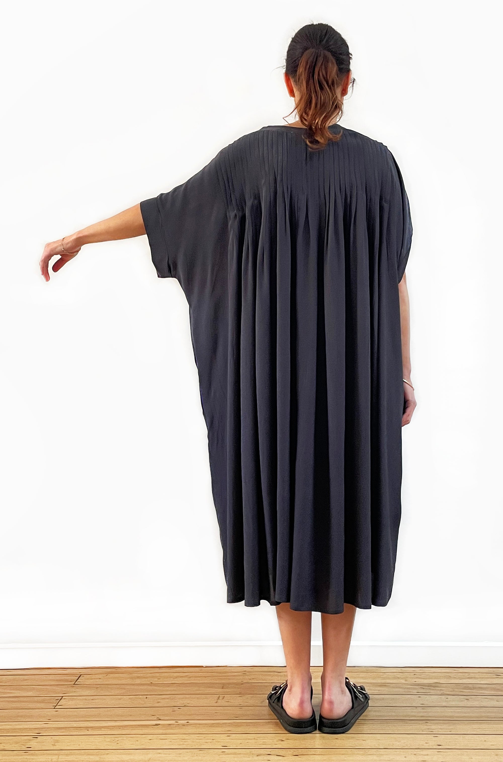 VISCOSE PLEAT BACK DRESS LEAD GREY