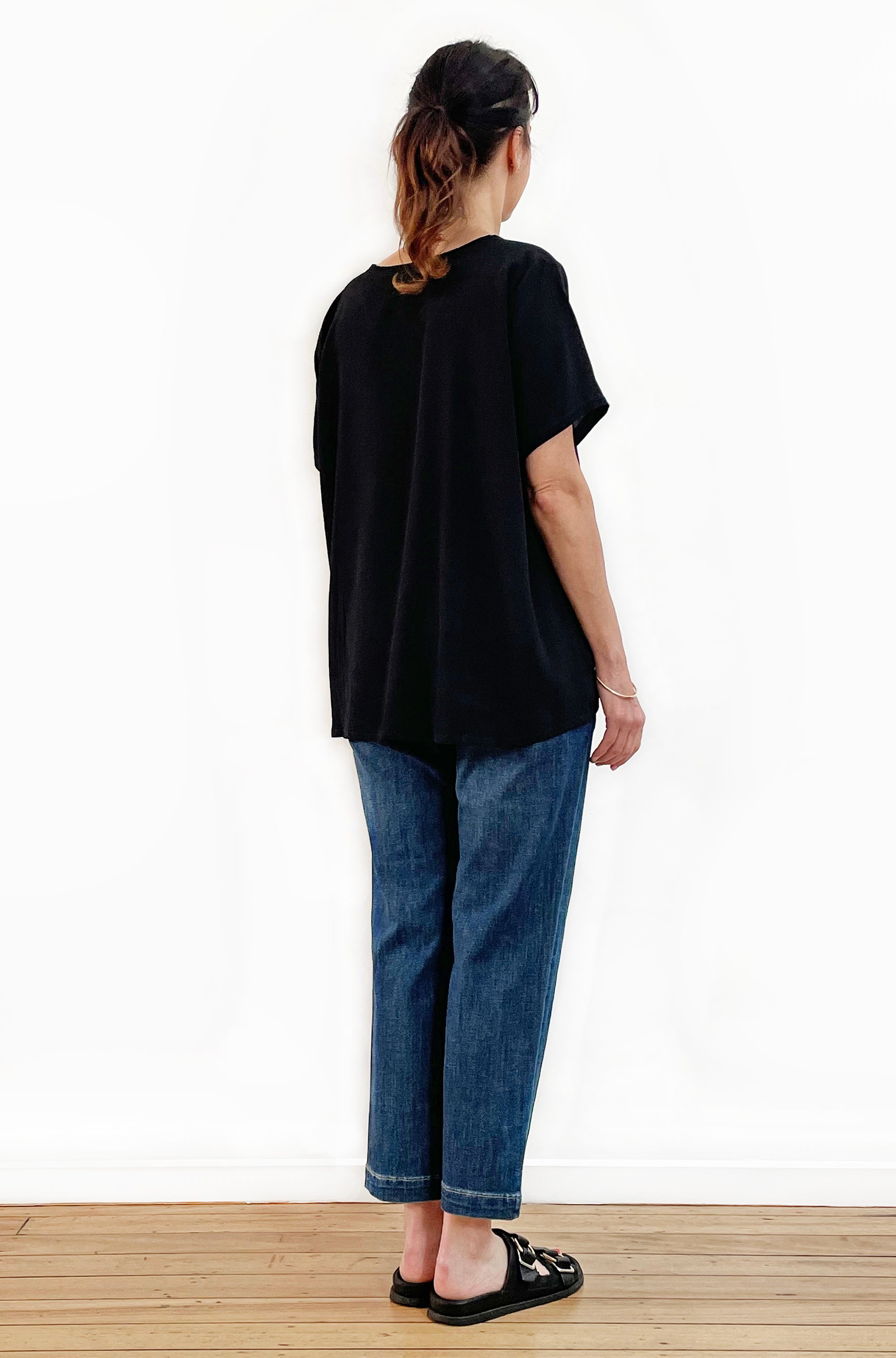VISCOSE SHORT SLEEVE V-NECK TOP BLACK