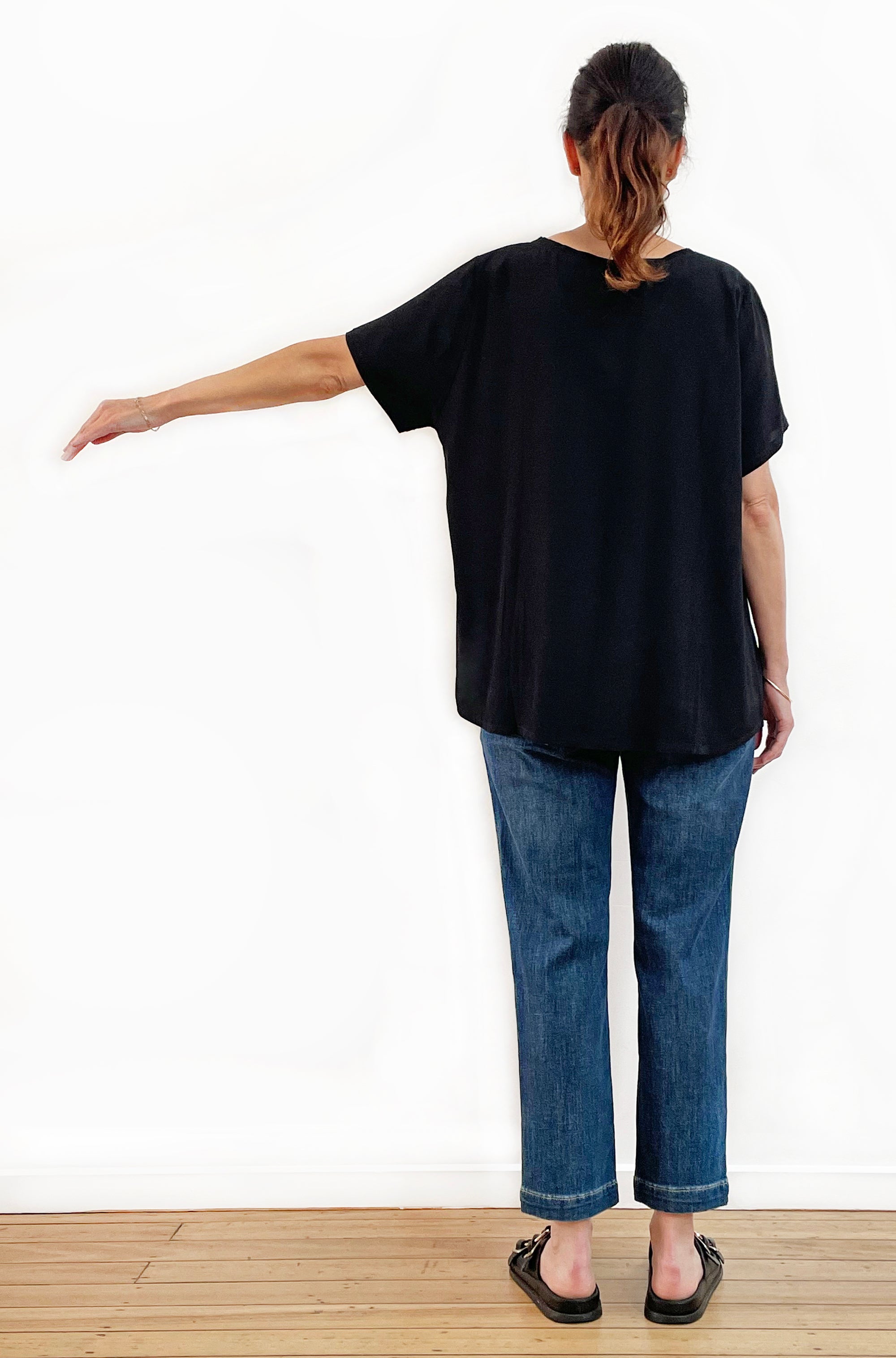 VISCOSE SHORT SLEEVE V-NECK TOP BLACK