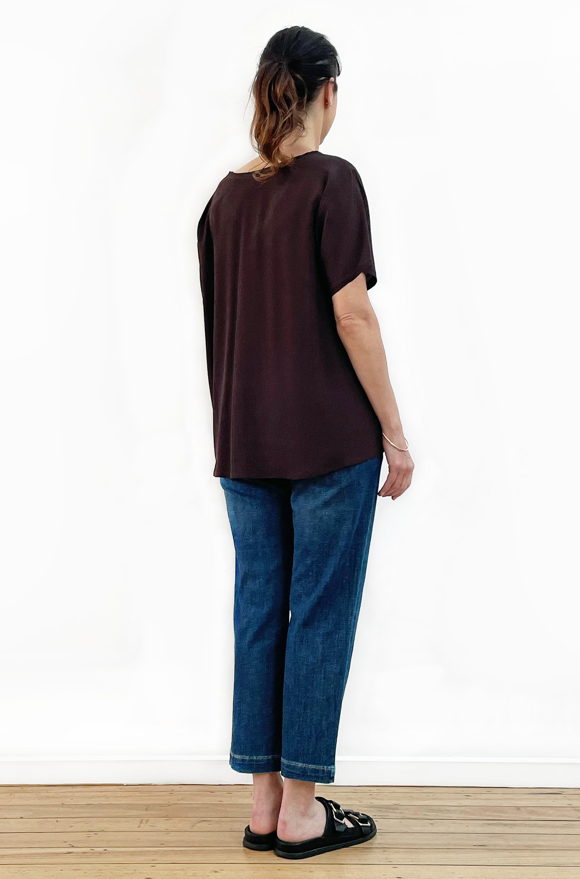 VISCOSE SHORT SLEEVE V-NECK TOP CHOCOLATE
