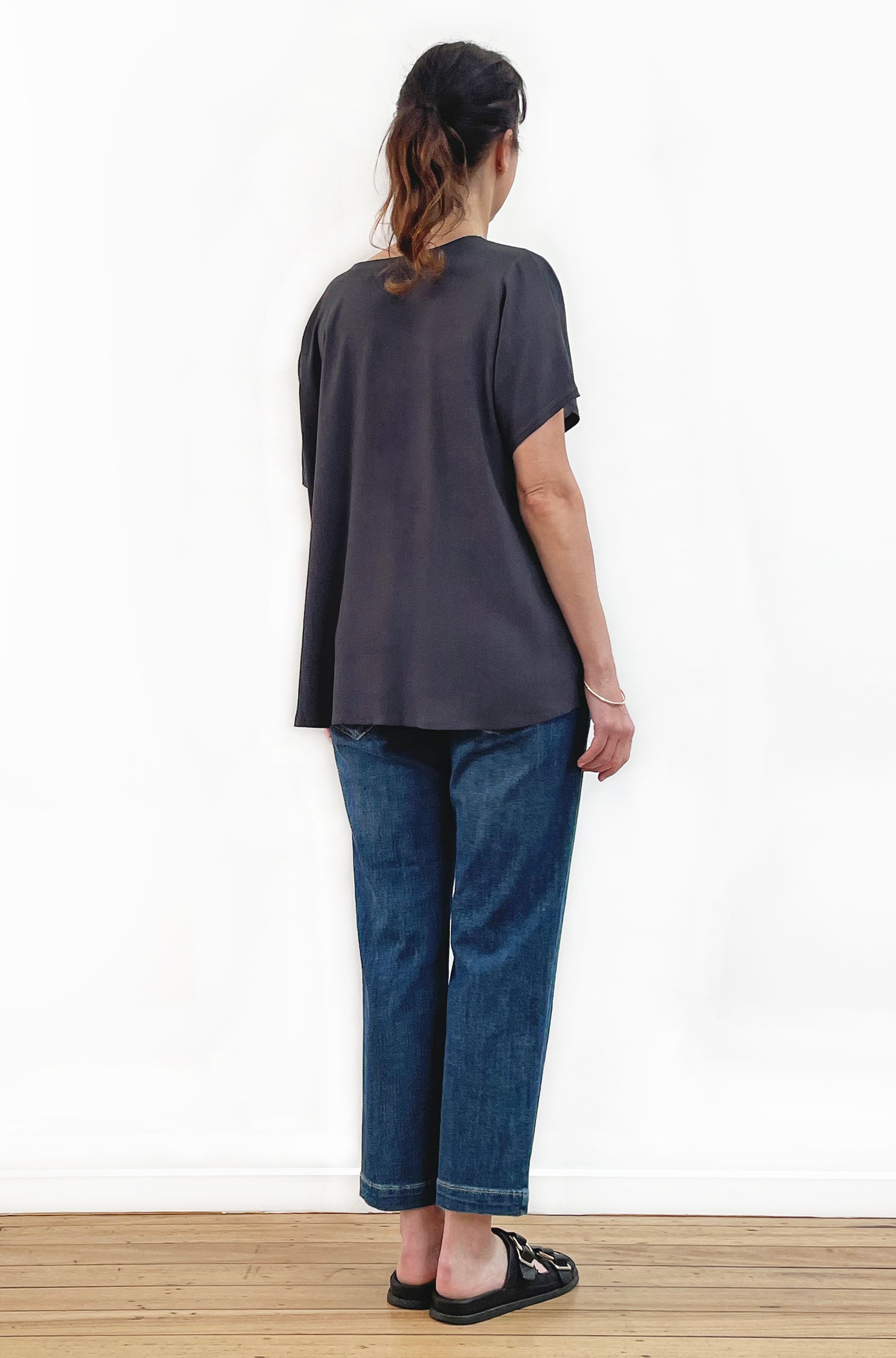 VISCOSE SHORT SLEEVE V-NECK TOP LEAD GREY