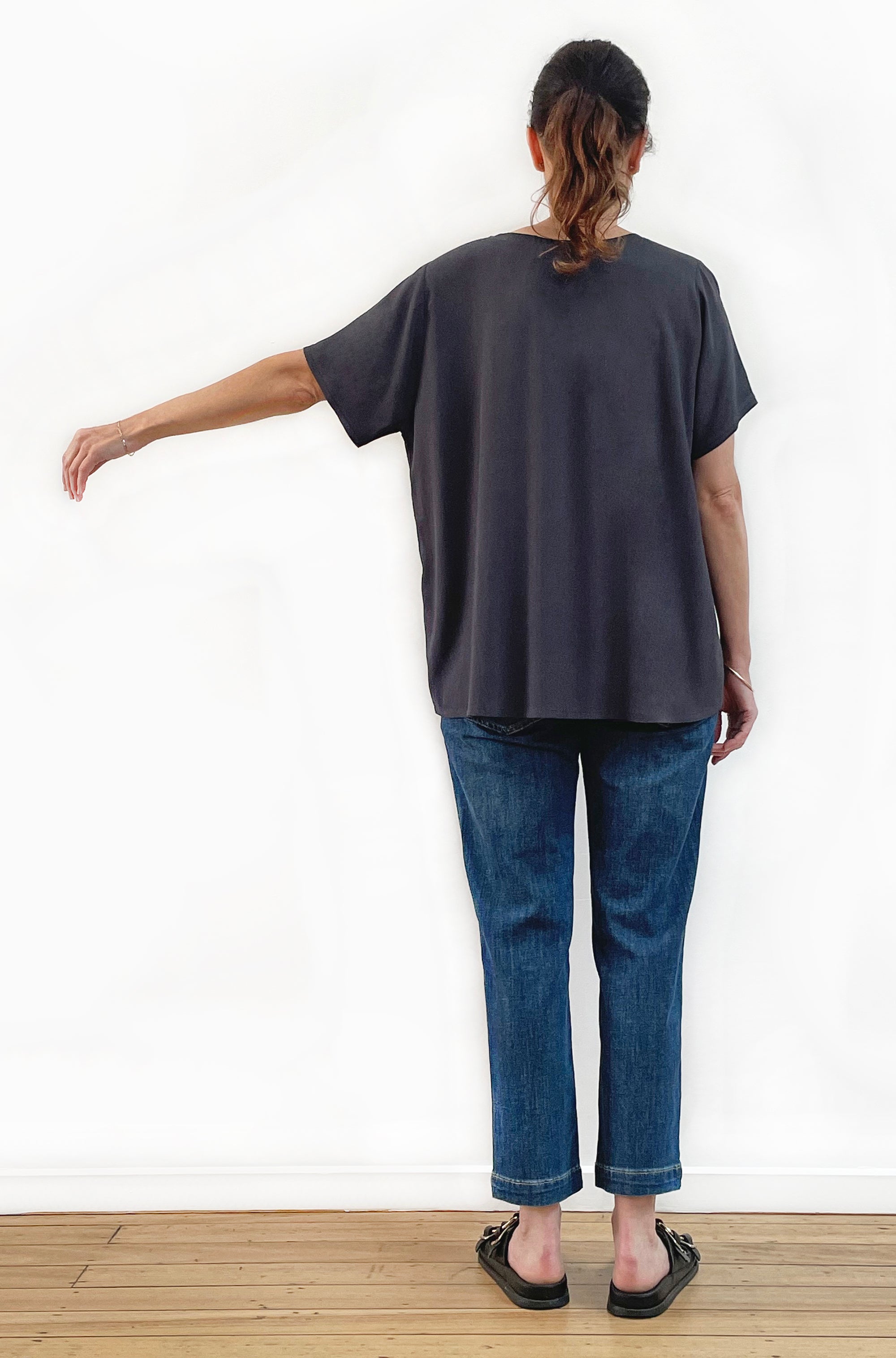 VISCOSE SHORT SLEEVE V-NECK TOP LEAD GREY