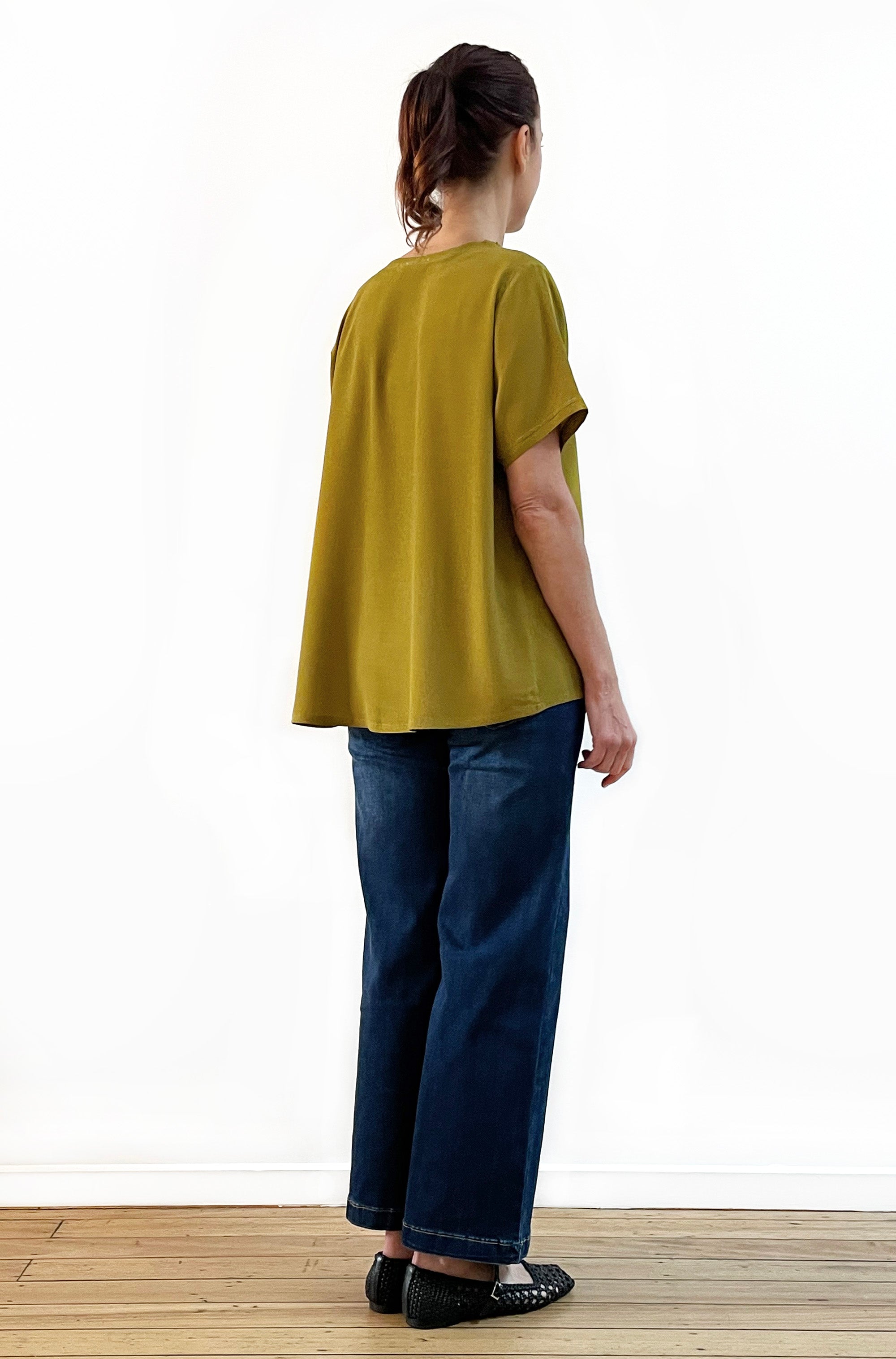 VISCOSE SHORT SLEEVE V-NECK TOP MOSS