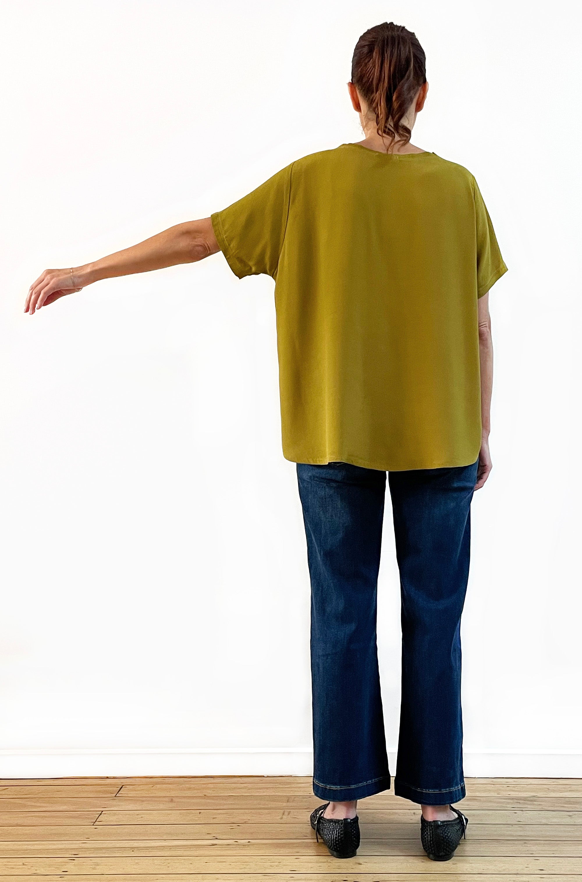 VISCOSE SHORT SLEEVE V-NECK TOP MOSS