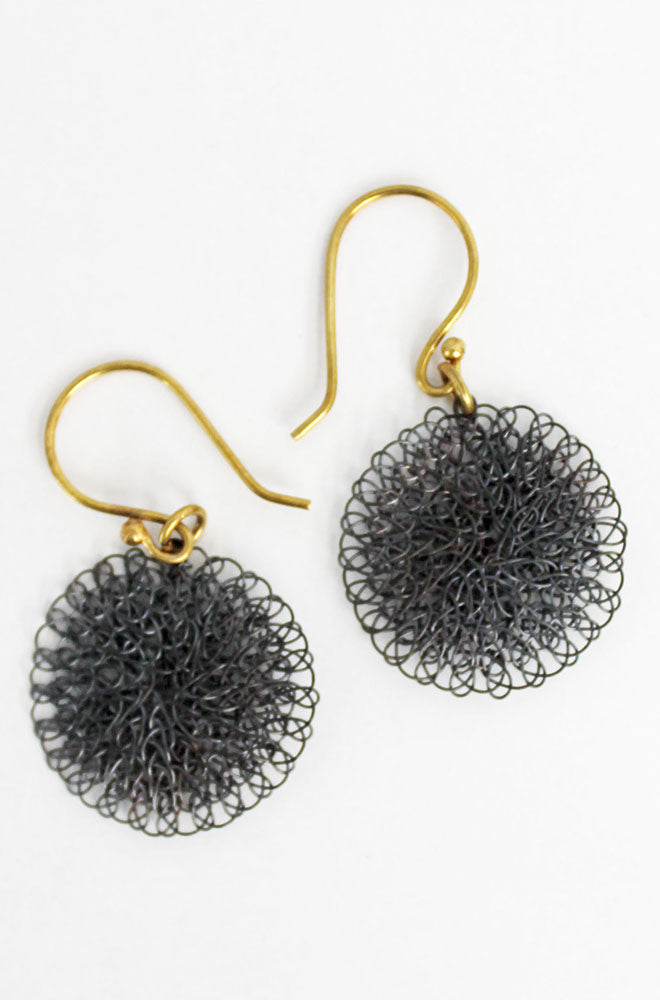 SMALL WIRE DISC EARRINGS DARK GREY