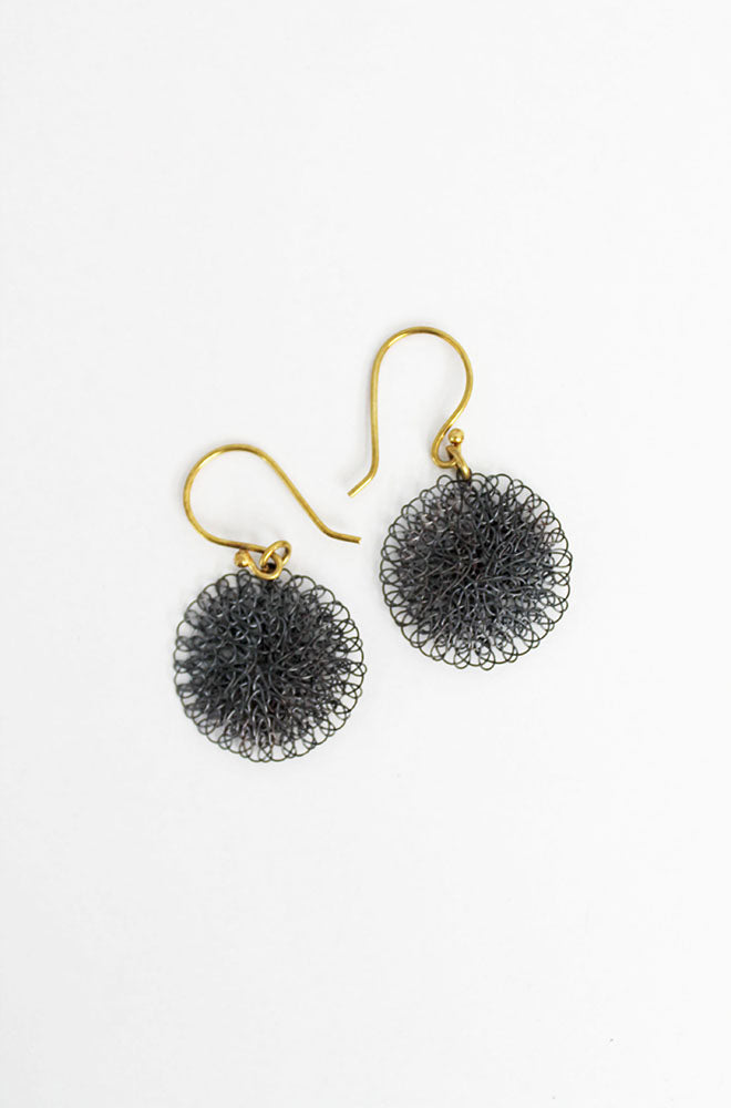 SMALL WIRE DISC EARRINGS DARK GREY