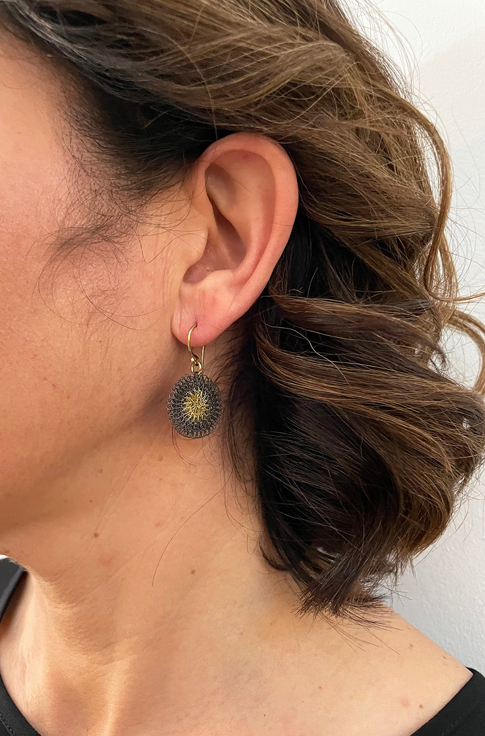 SMALL WIRE DISC EARRINGS DARK GREY AND BRASS
