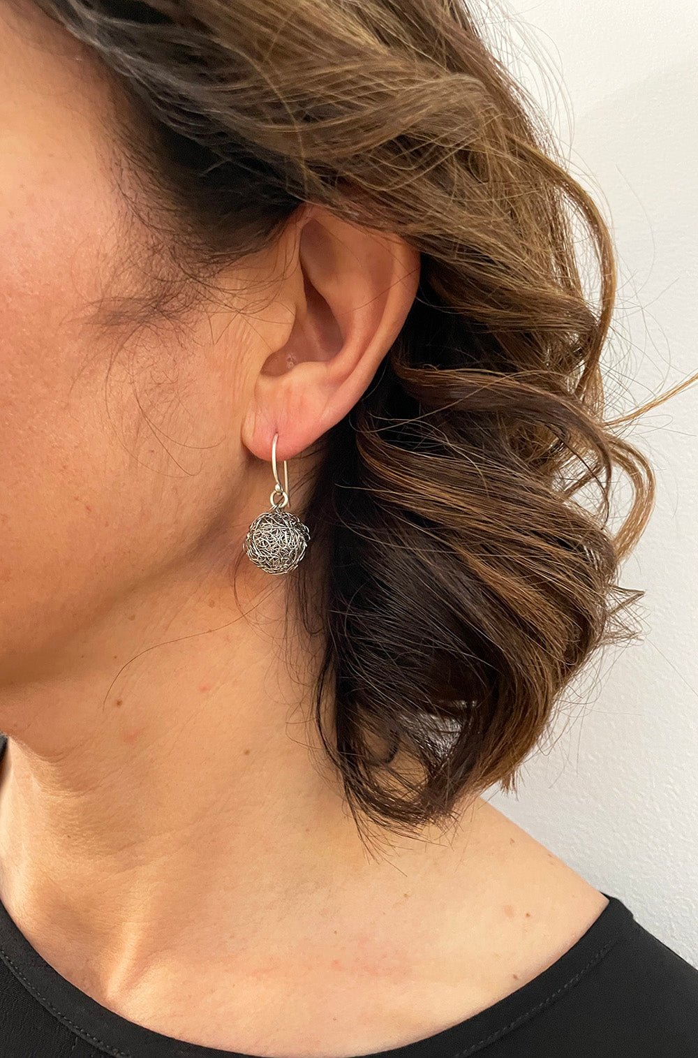 SMALL WIRE BALL EARRINGS SILVER
