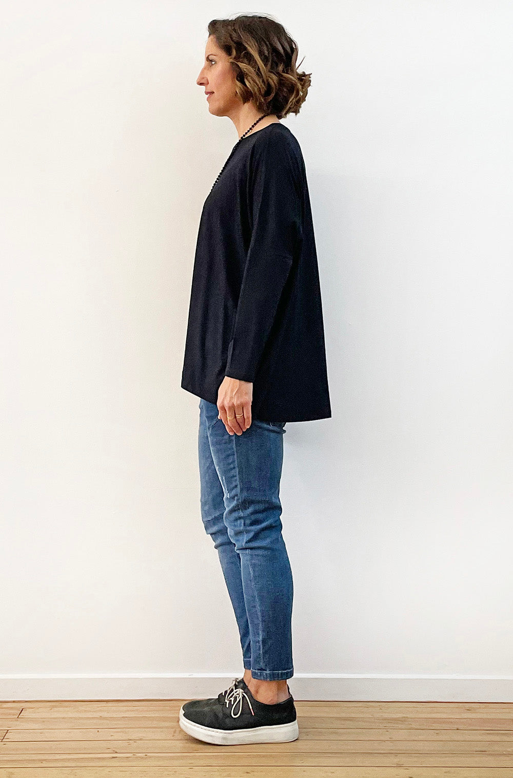 BAMBOO LONG SLEEVE CURVED HEM BOX TOP BLACK