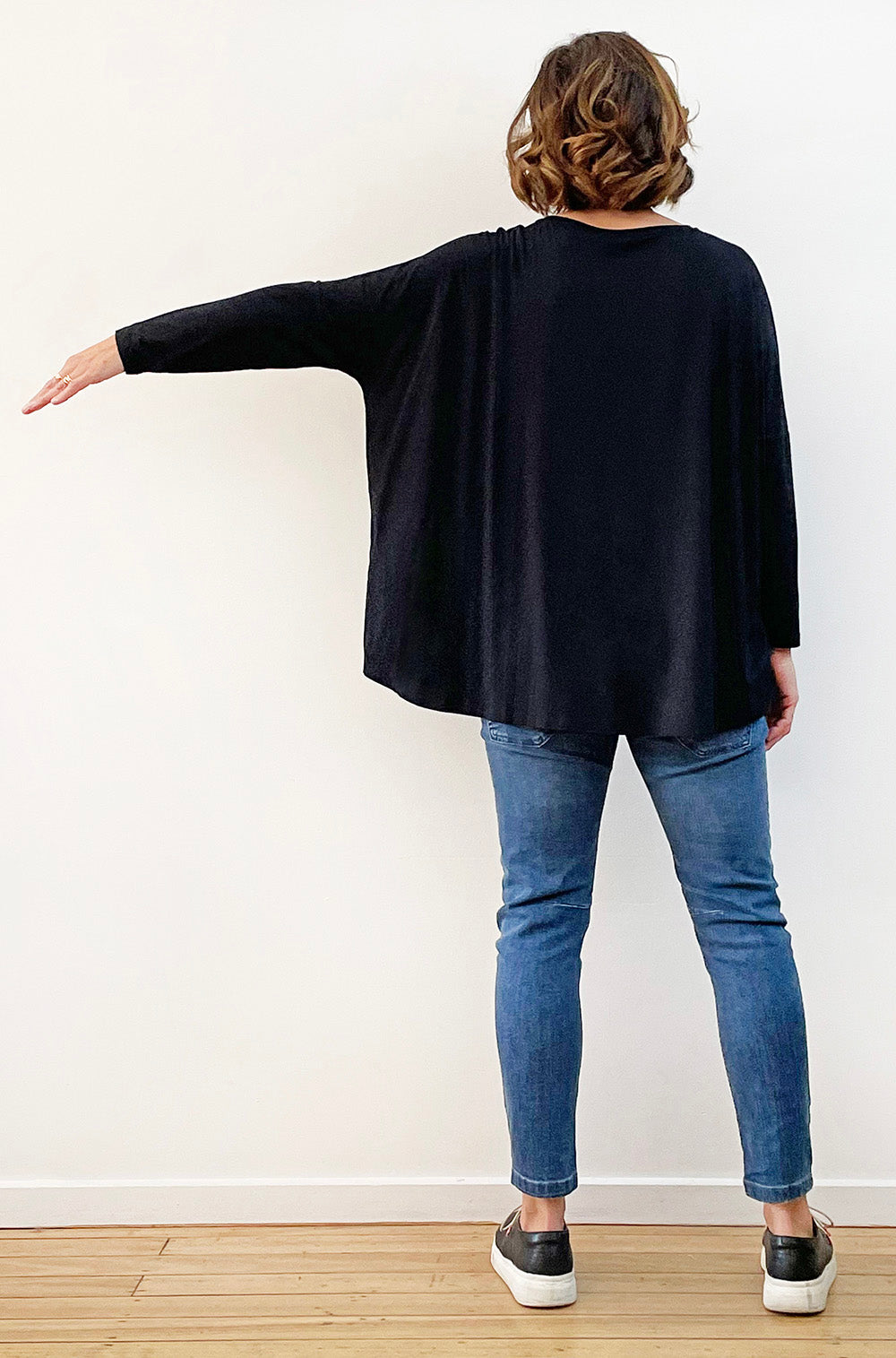 BAMBOO LONG SLEEVE CURVED HEM BOX TOP BLACK