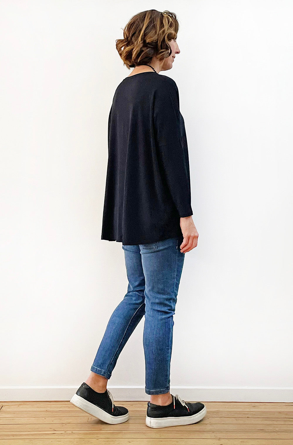 BAMBOO LONG SLEEVE CURVED HEM BOX TOP BLACK