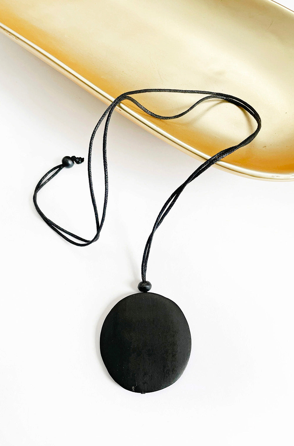 WOODEN DISC NECKLACE BLACK