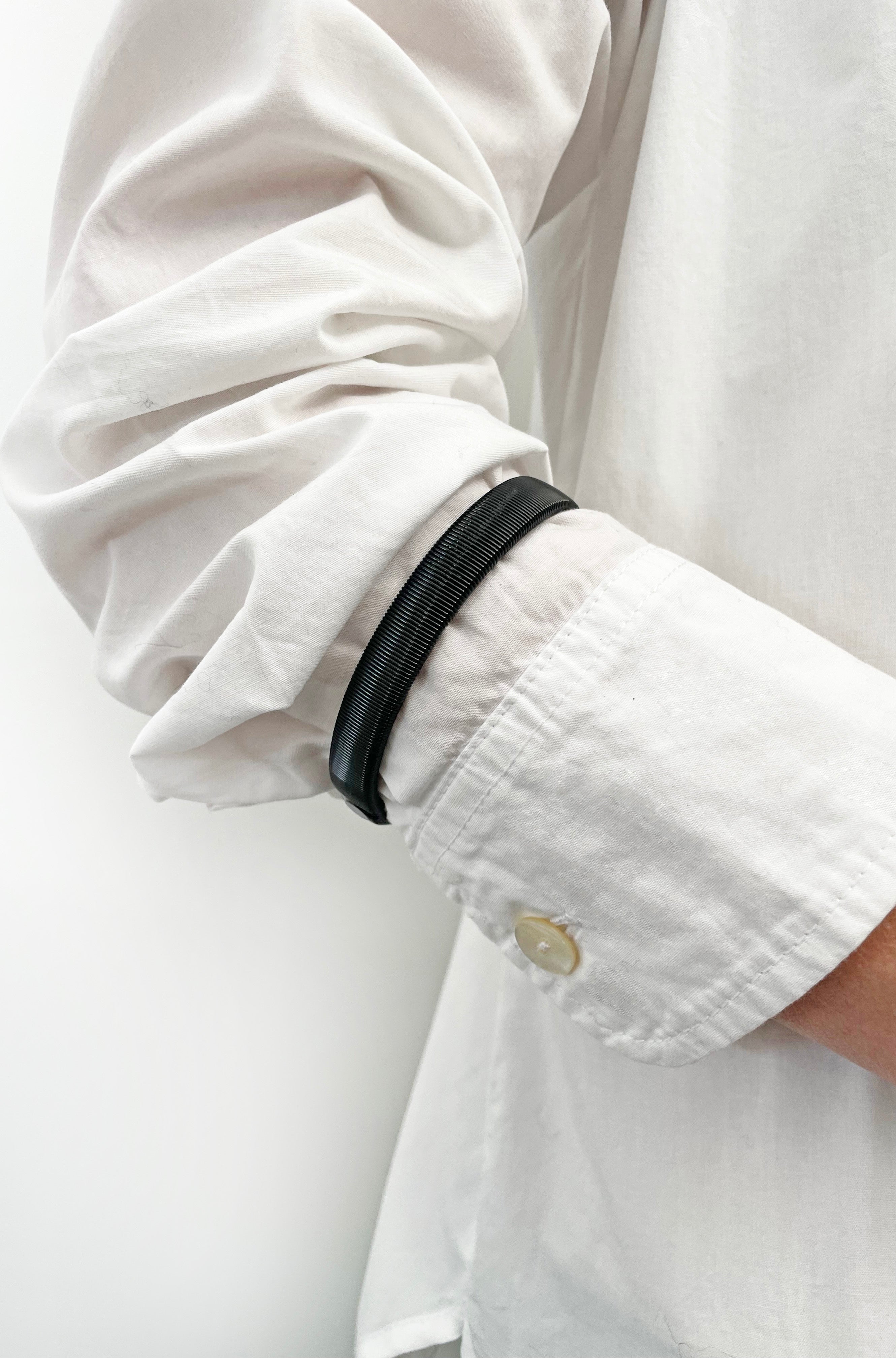 ELASTICATED ARMBANDS BLACK