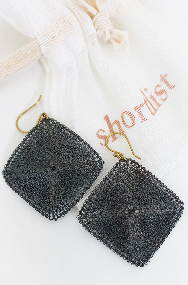WIRE DIAMOND SHAPED EARRINGS DARK GREY