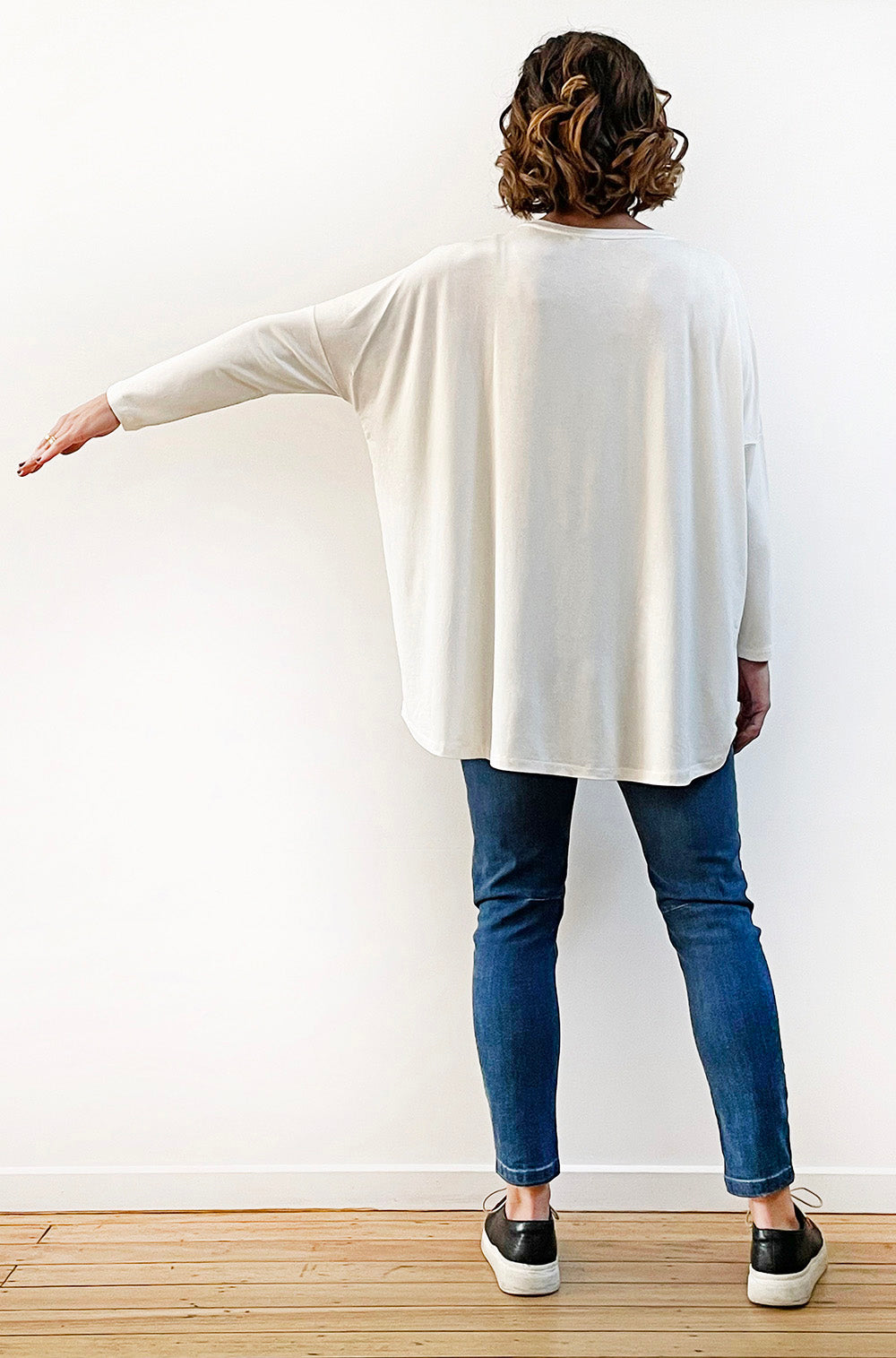 BAMBOO LONG SLEEVE CURVED HEM BOX TOP OFF WHITE