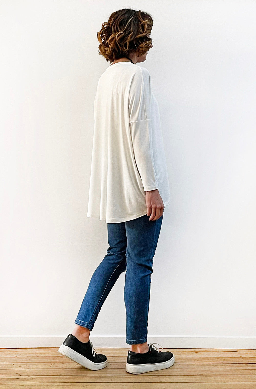 BAMBOO LONG SLEEVE CURVED HEM BOX TOP OFF WHITE