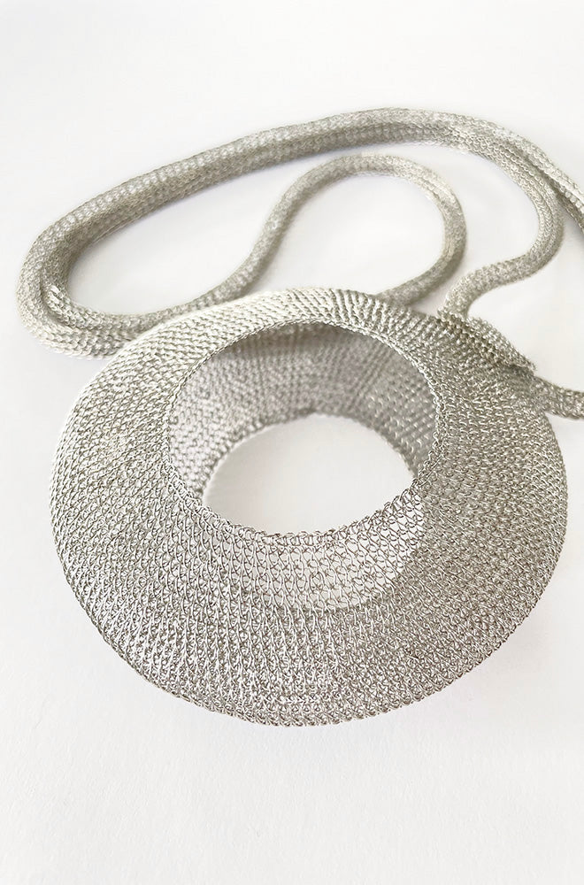 WIRE DONUT NECKLACE SILVER