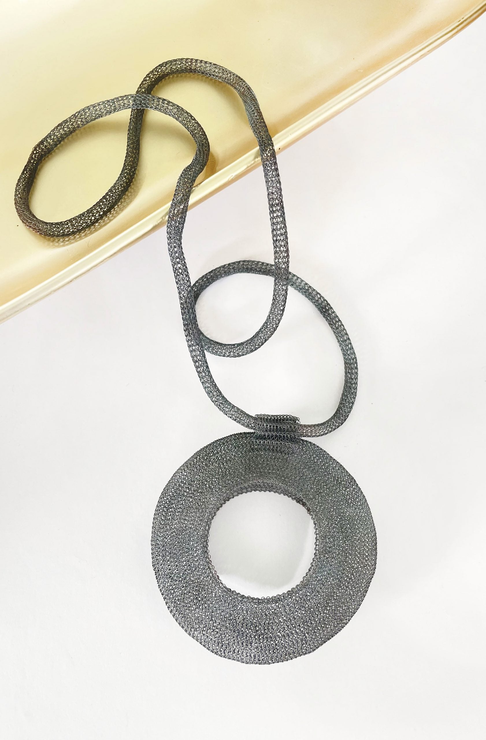 WIRE DONUT NECKLACE DARK GREY
