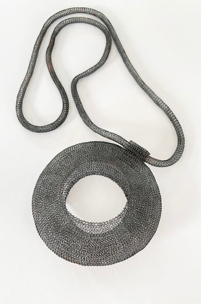 WIRE DONUT NECKLACE DARK GREY