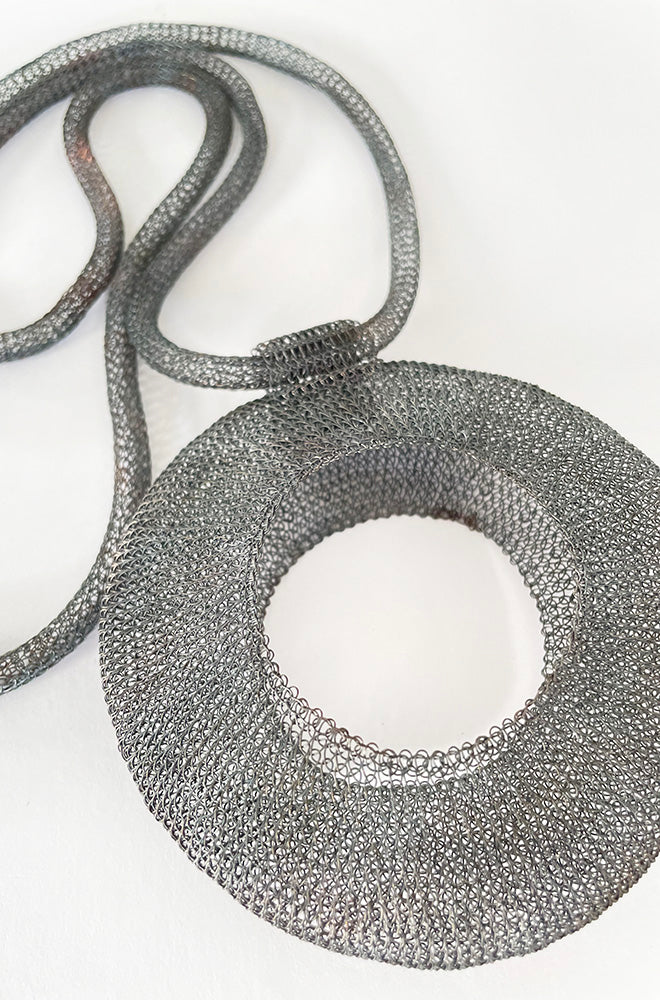 WIRE DONUT NECKLACE DARK GREY
