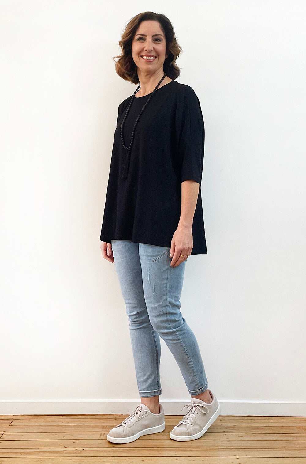BAMBOO SHORT SLEEVE CURVED HEM BOX TOP BLACK