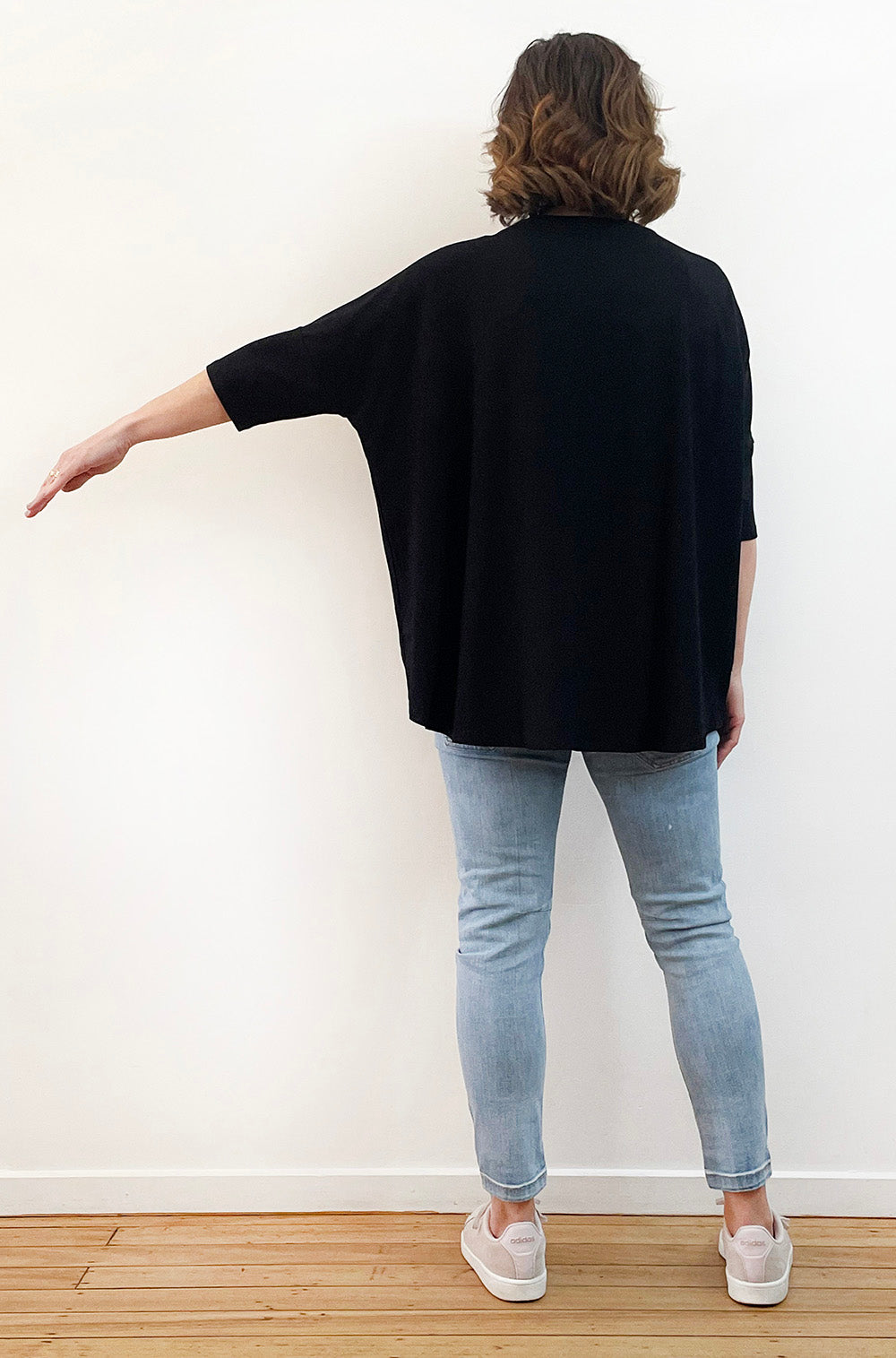 BAMBOO SHORT SLEEVE CURVED HEM BOX TOP BLACK