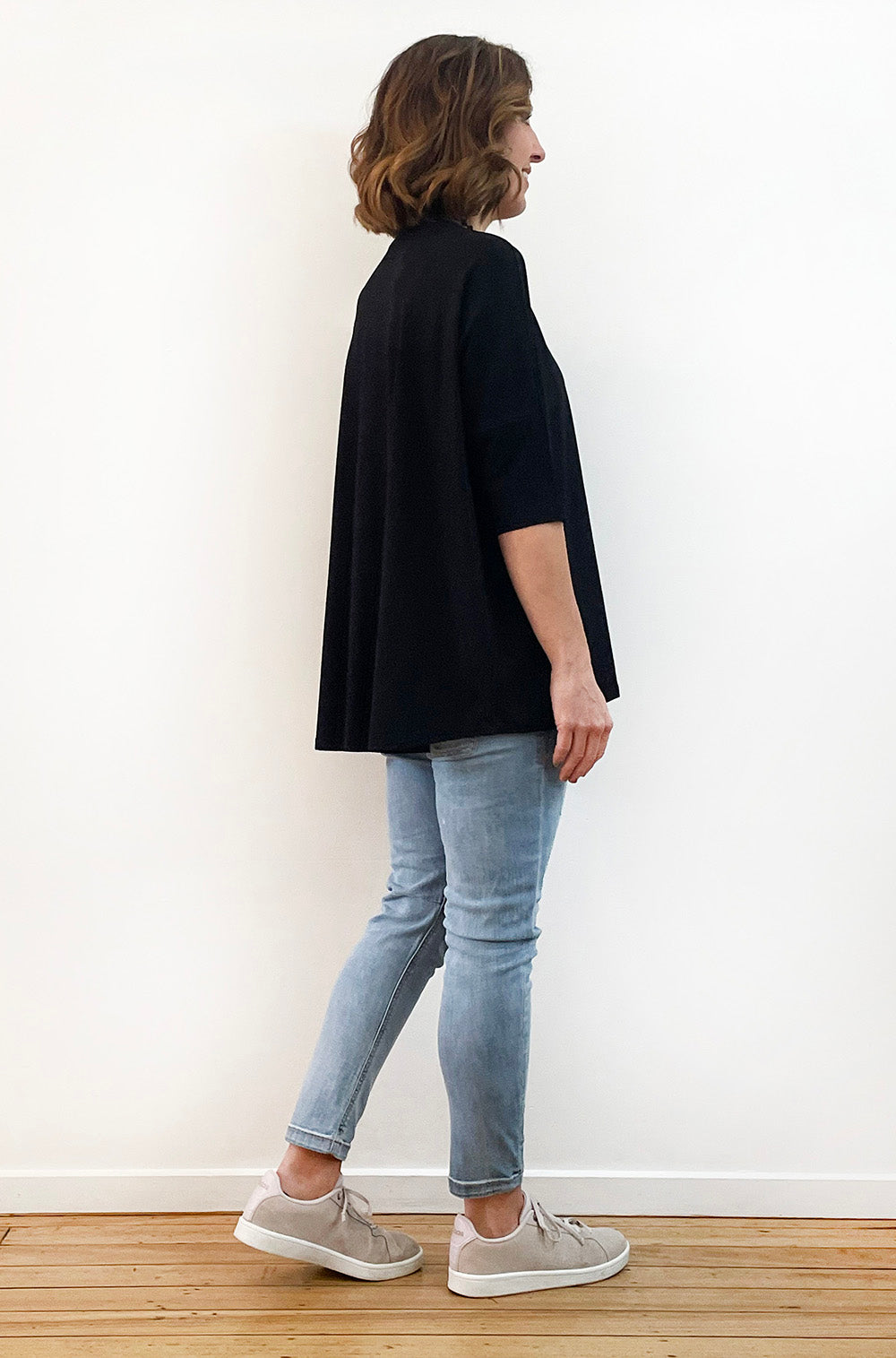 BAMBOO SHORT SLEEVE CURVED HEM BOX TOP BLACK
