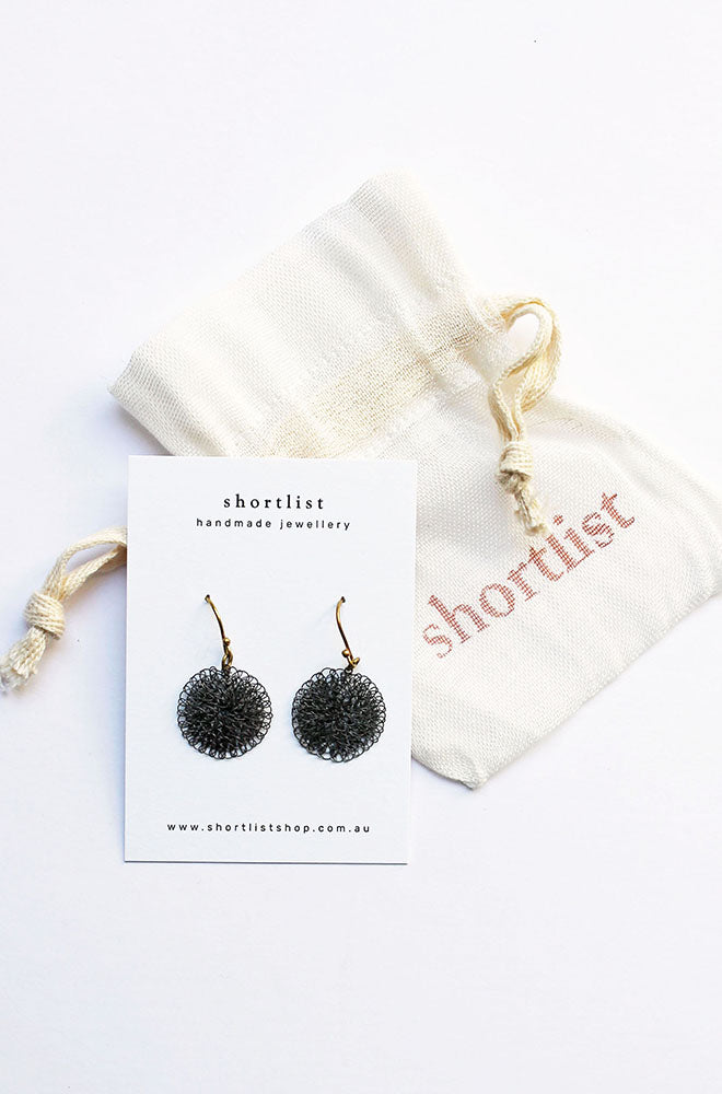 SMALL WIRE DISC EARRINGS DARK GREY