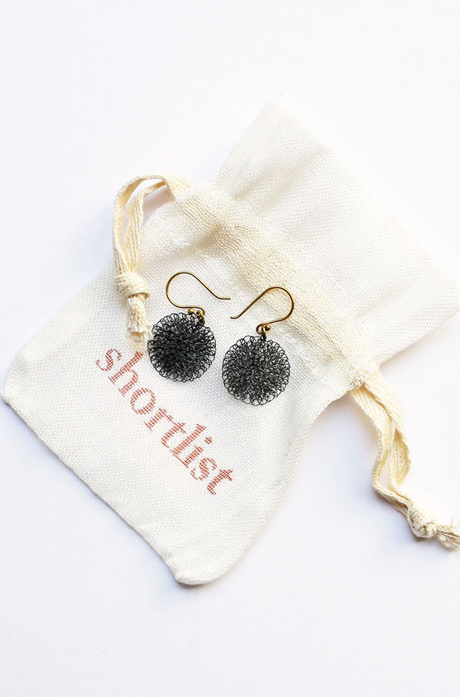 SMALL WIRE DISC EARRINGS DARK GREY