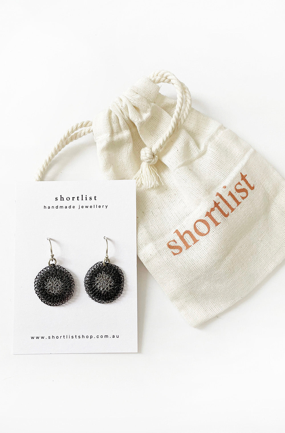 SMALL WIRE DISC EARRINGS DARK GREY AND SILVER