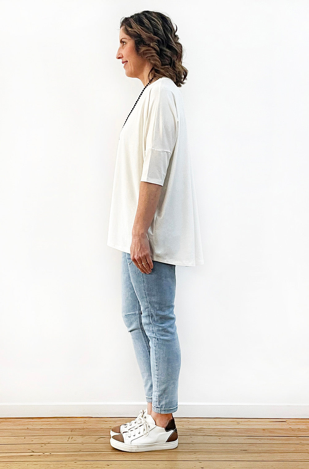 BAMBOO SHORT SLEEVE CURVED HEM BOX TOP OFF WHITE